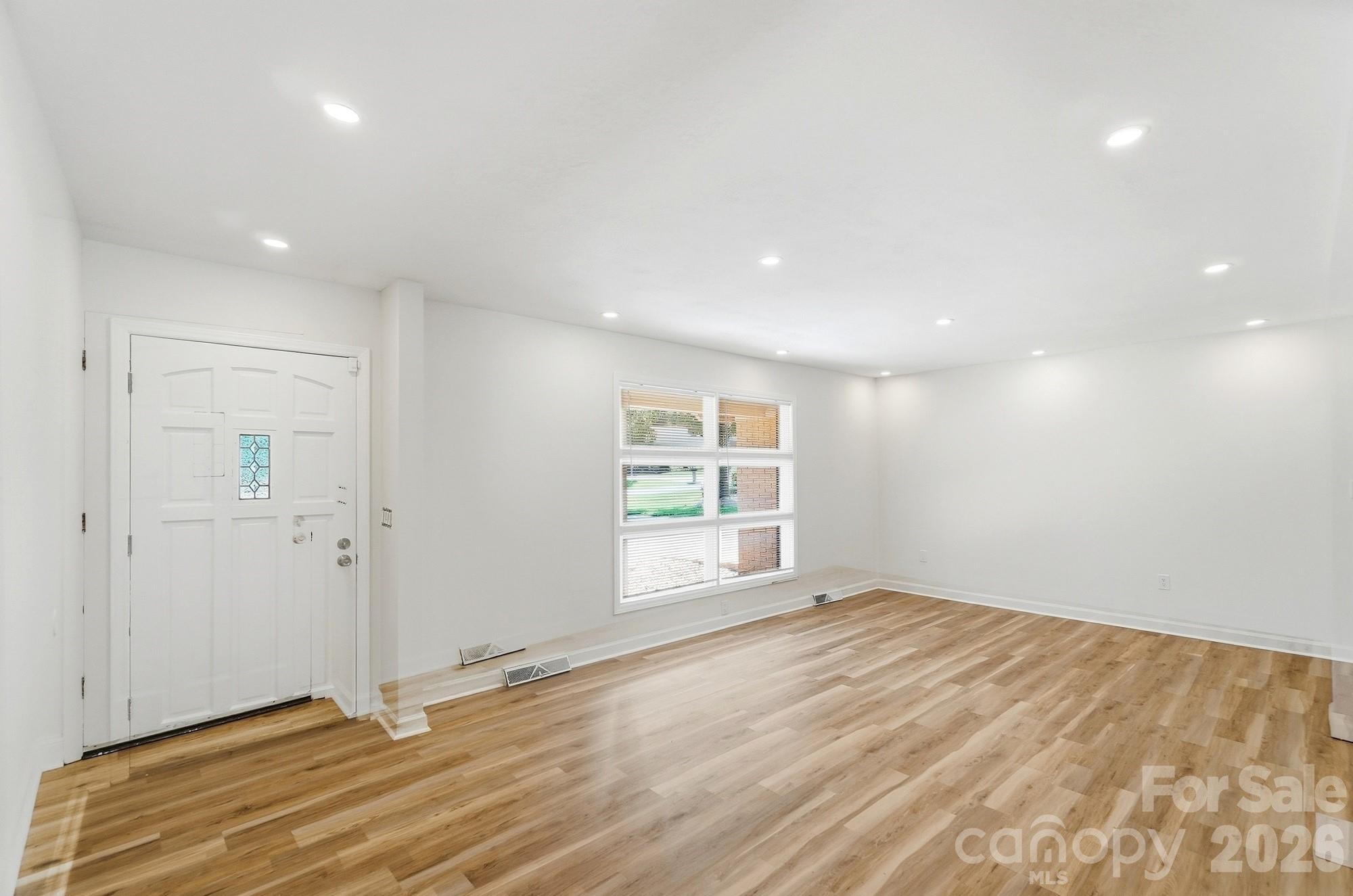 Single Family Residence at 213 Lakeview Drive, Harrisburg, photo 12 of 45