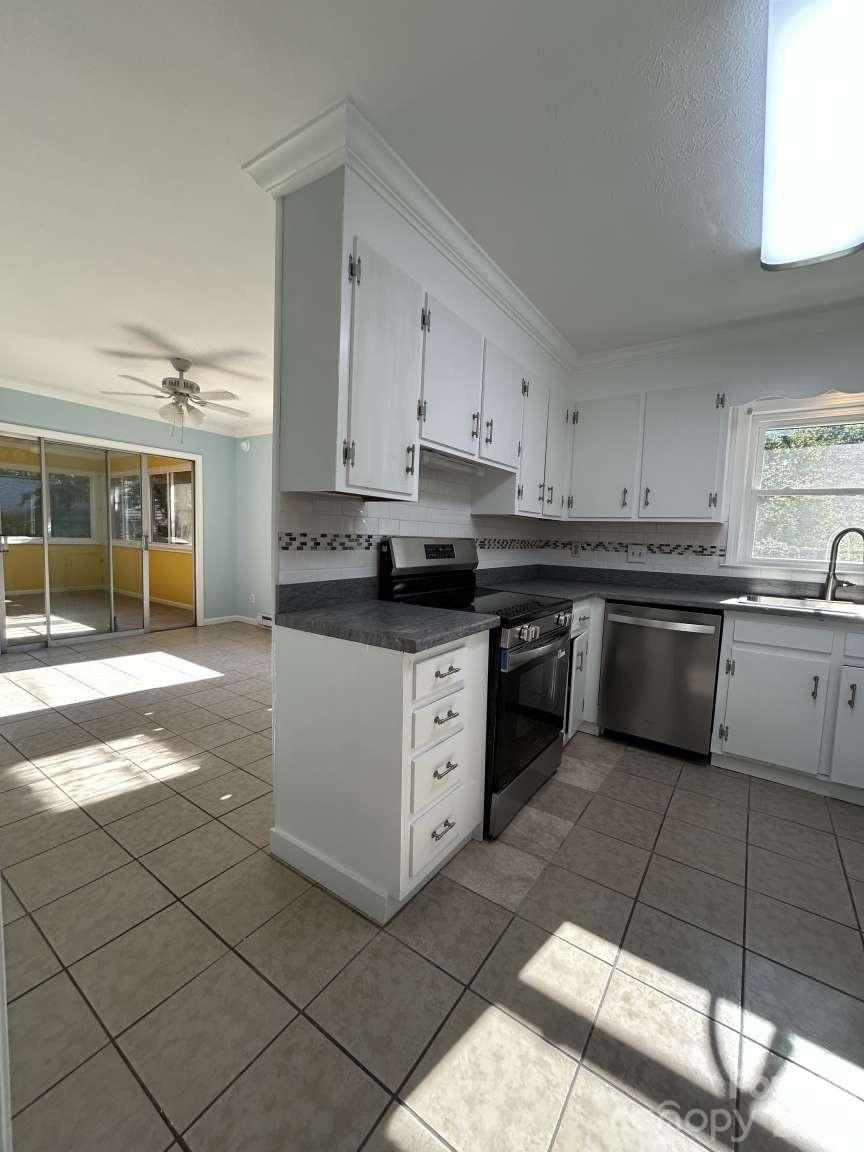 Single Family Residence at 1225 Pinebrook Circle, Hendersonville, photo 14 of 29