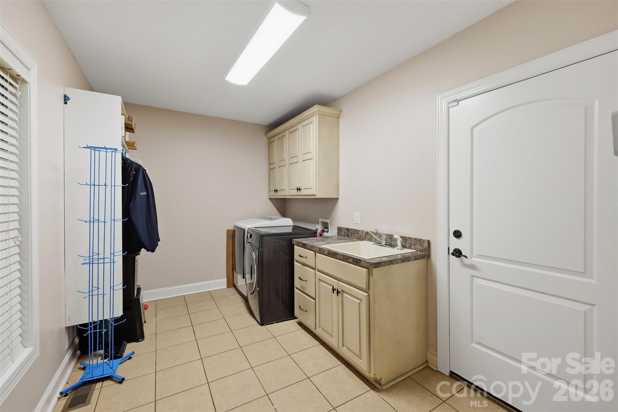 Main level laundry - 1163 Willow Creek Drive, Newton