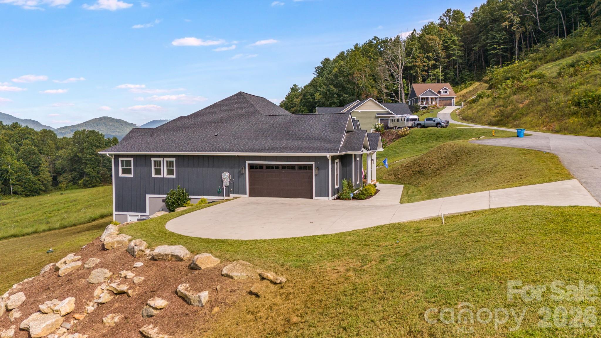 Single Family Residence at 297 Maple Knoll Drive, Hendersonville, photo 8 of 48