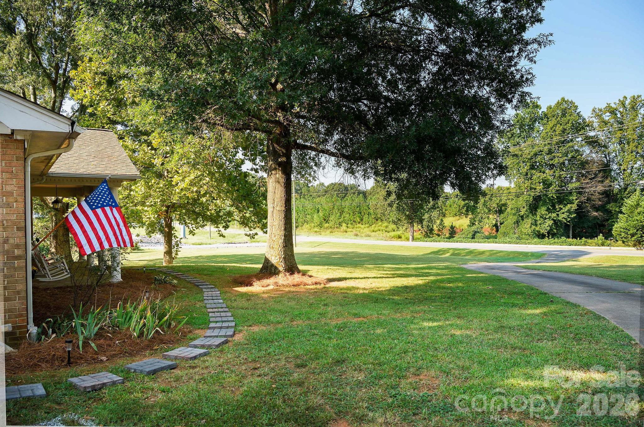 Amazing front yard!! - 3910 Fallston Road, Shelby