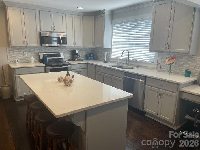 Kitchen Island - 4 stools included - 1670 Dale Earnhardt Boulevard, Kannapolis