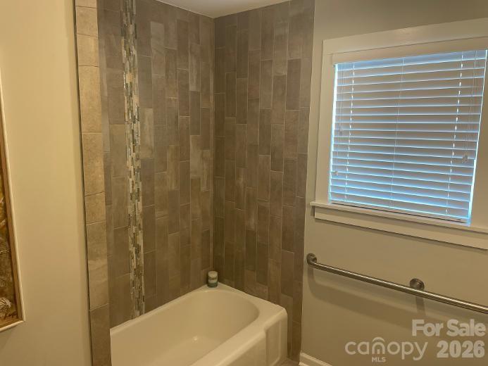 Hall Bathroom - shower - 1670 Dale Earnhardt Boulevard, Kannapolis