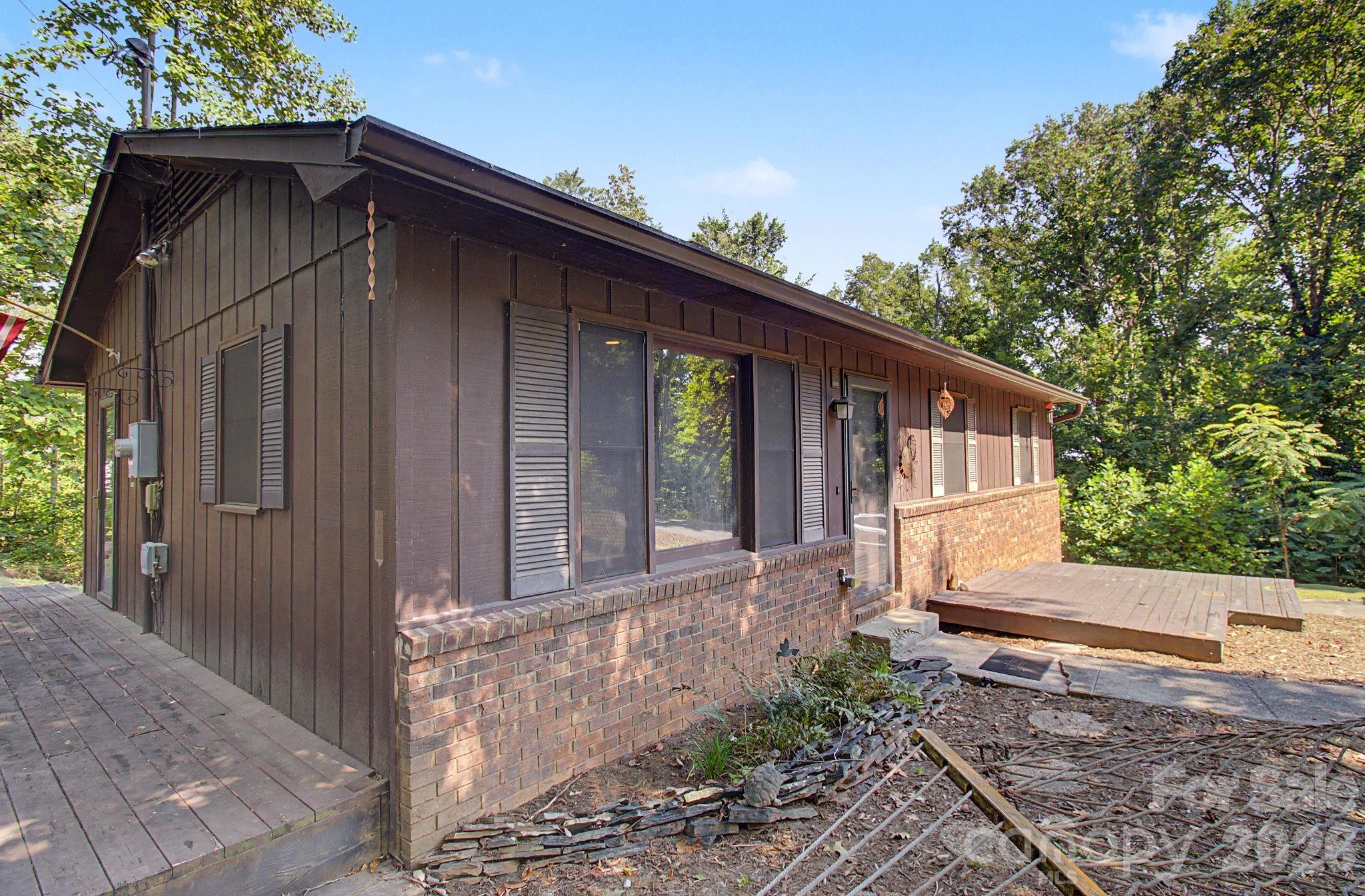 Single Family Residence at 21 Coffey Circle, Asheville, photo 6 of 37