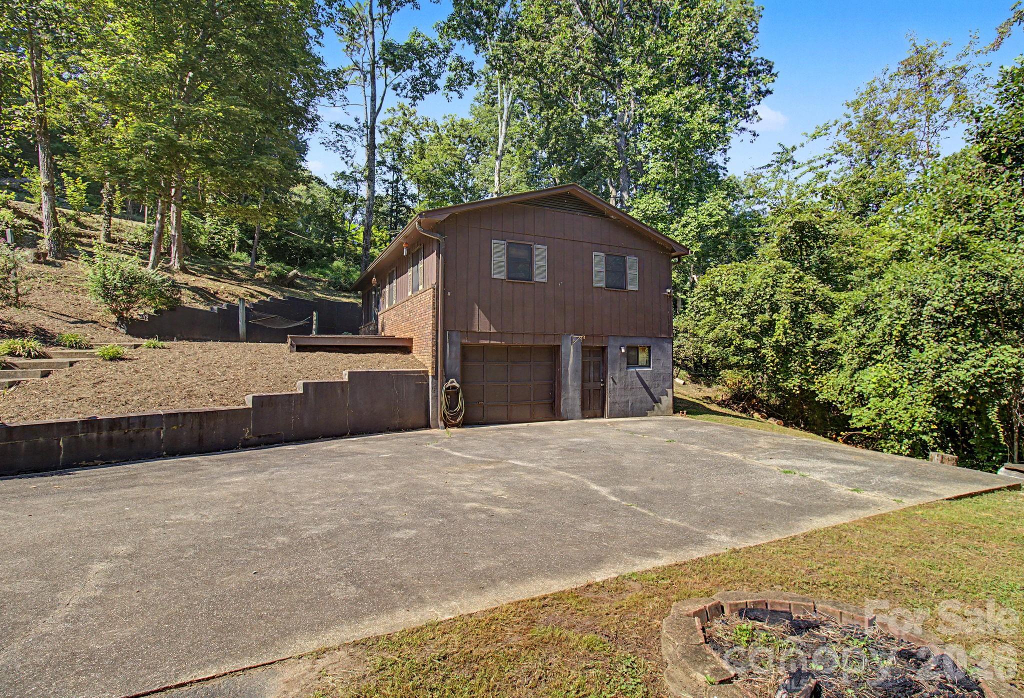 Single Family Residence at 21 Coffey Circle, Asheville, photo 10 of 37