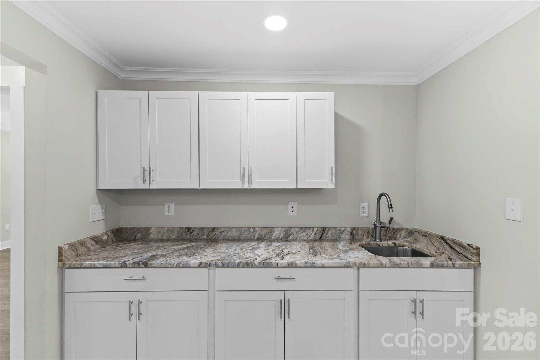 wet bar and extra kitchen cabinet space - 614 S Magnolia Street, Mooresville