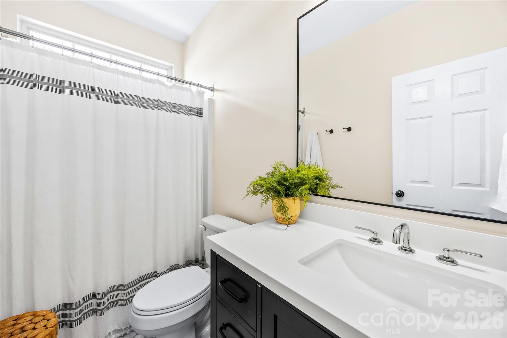 Upstairs Full Bath - 17242 Pennington Drive, Huntersville