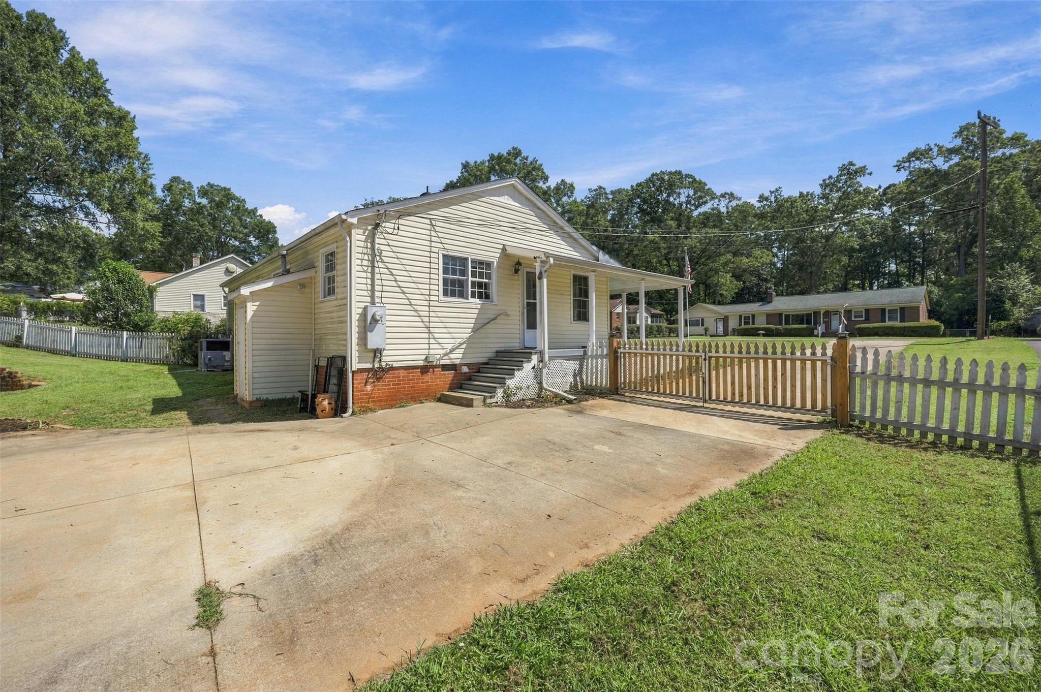 Plenty of Parking - 222 Wiley Avenue, York