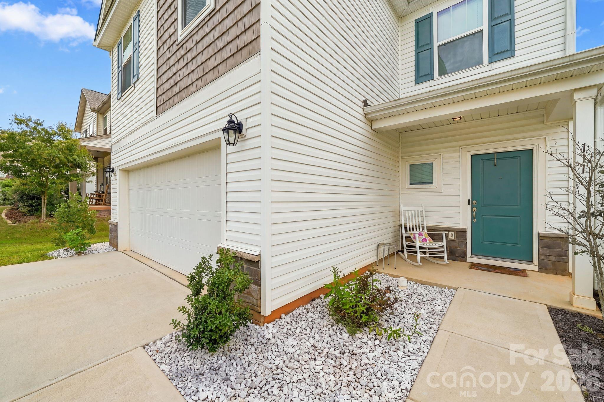 Single Family Residence at 111 Batten Ridge Drive, Statesville, photo 4 of 23