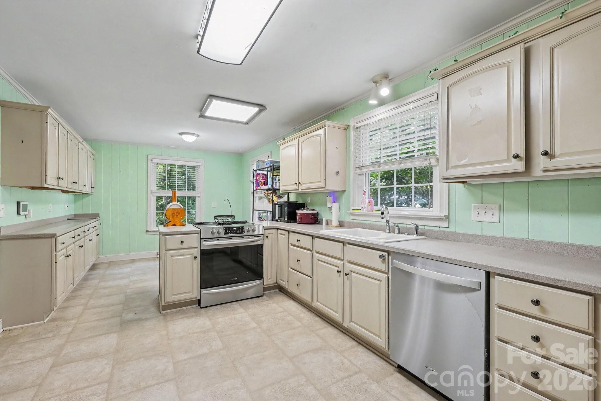 Single Family Residence at 720 Oakmont Drive, Asheboro, photo 14 of 39