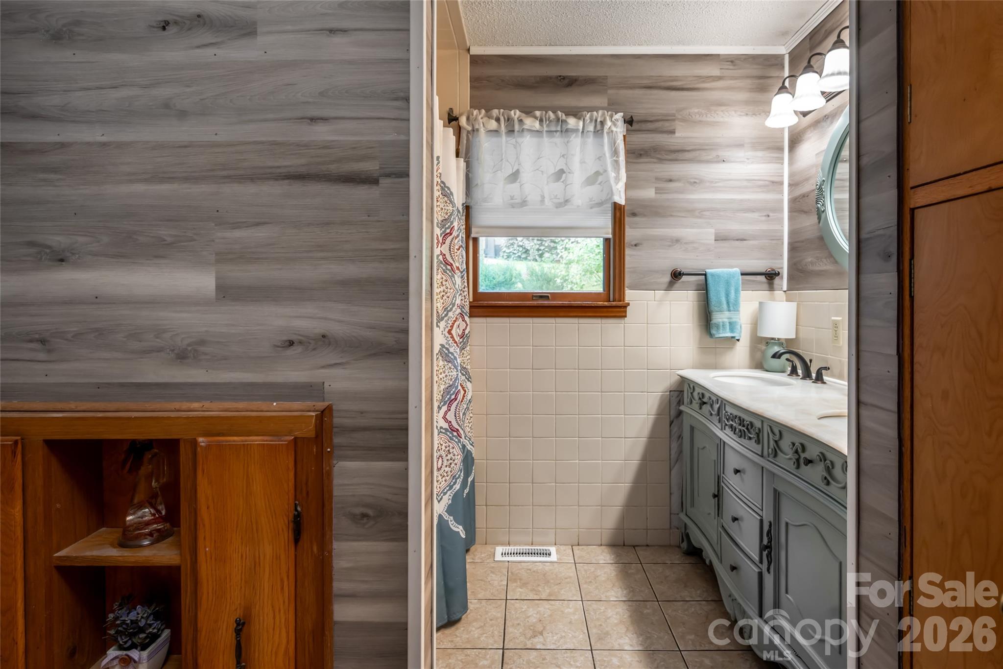 Main level bathroom - 101 Guffey Mountain Road, Fairview