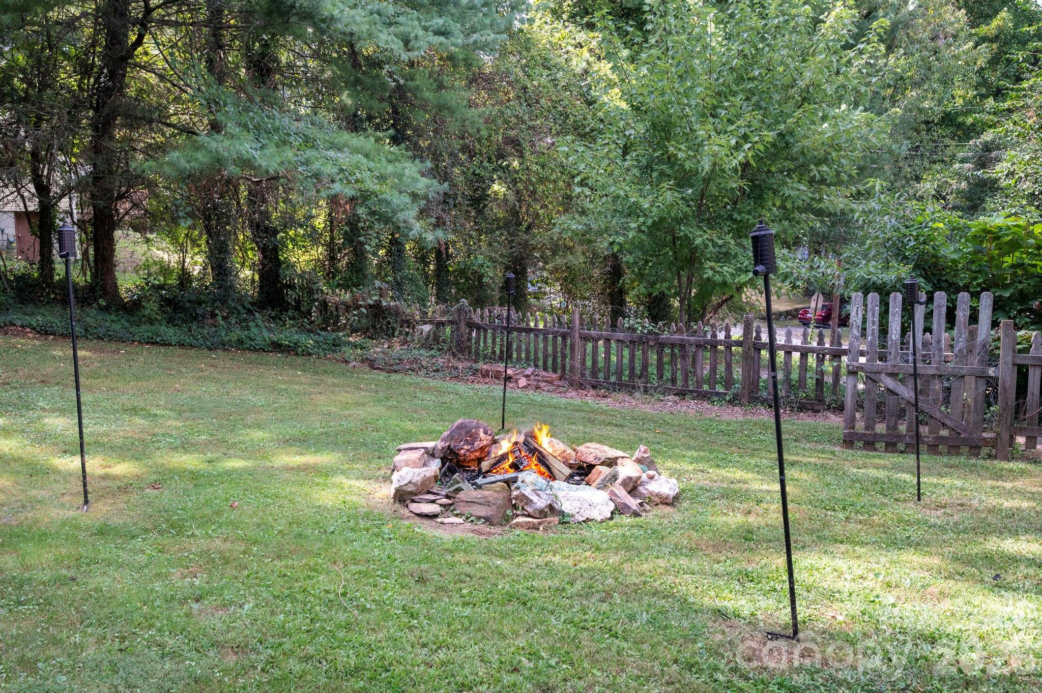 Firepit for gathering on cool evenings - 109 Wilshire Drive, Asheville