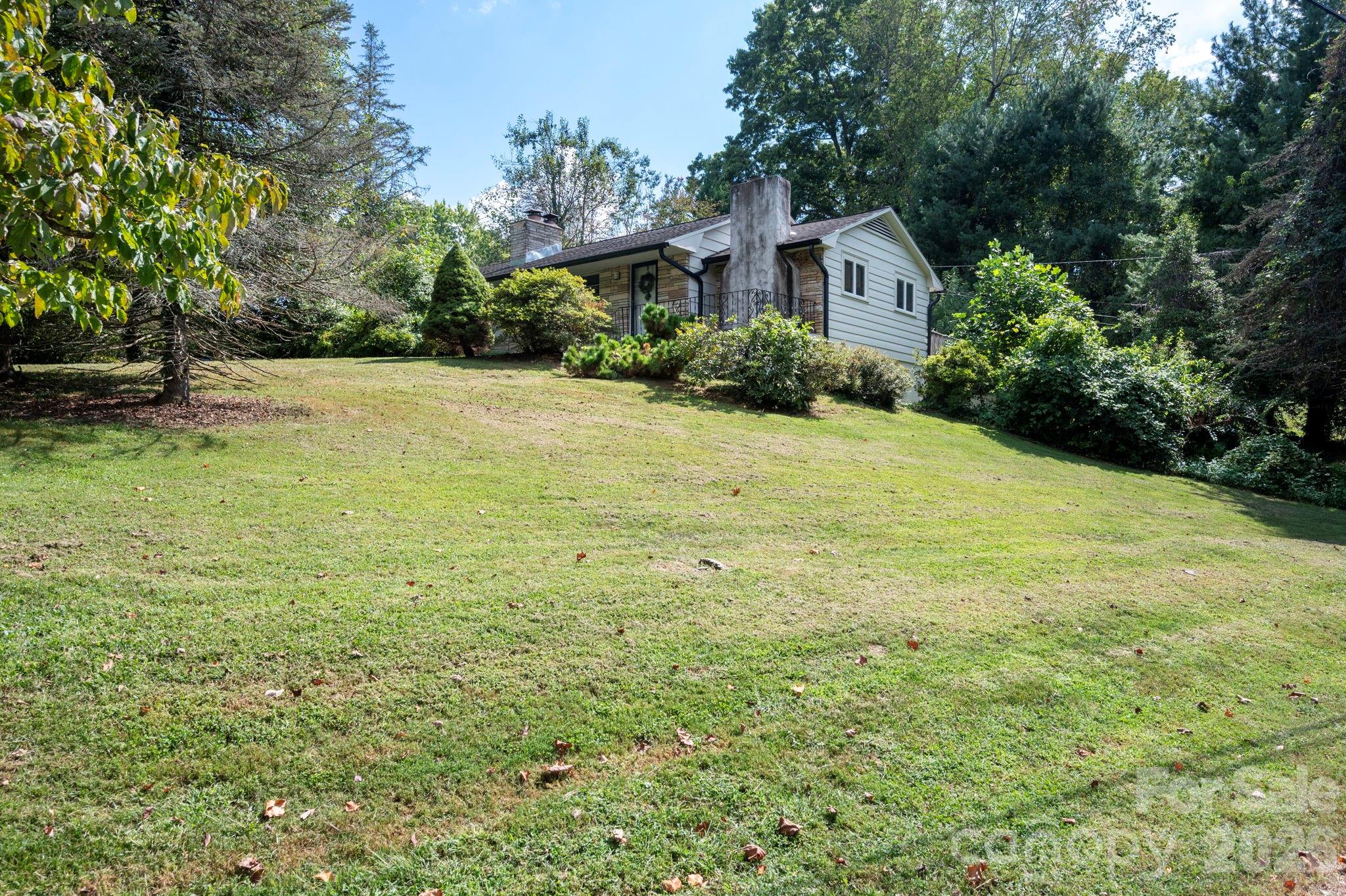 Large spacious yard - 109 Wilshire Drive, Asheville