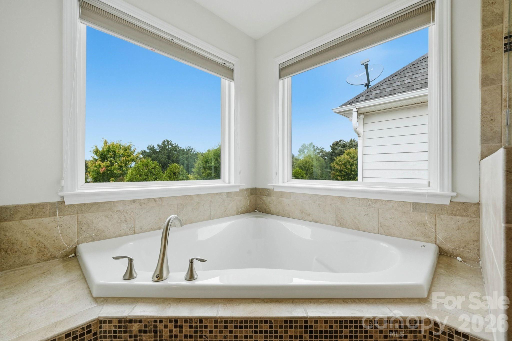 Soaking tub - 108 Heron Cove Loop, Mooresville