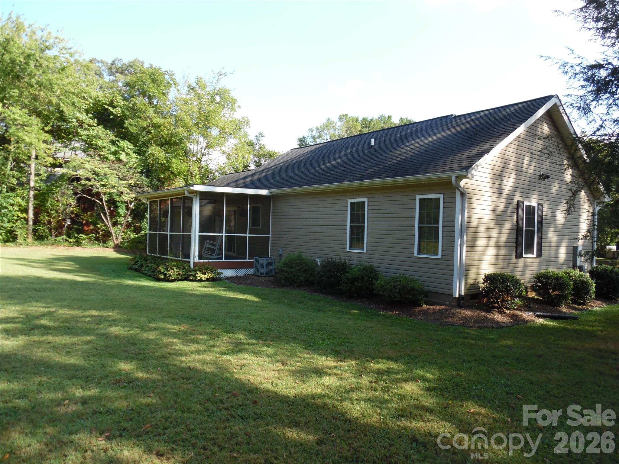 Single Family Residence at 216 W 7th Street, Newton, photo 7 of 27