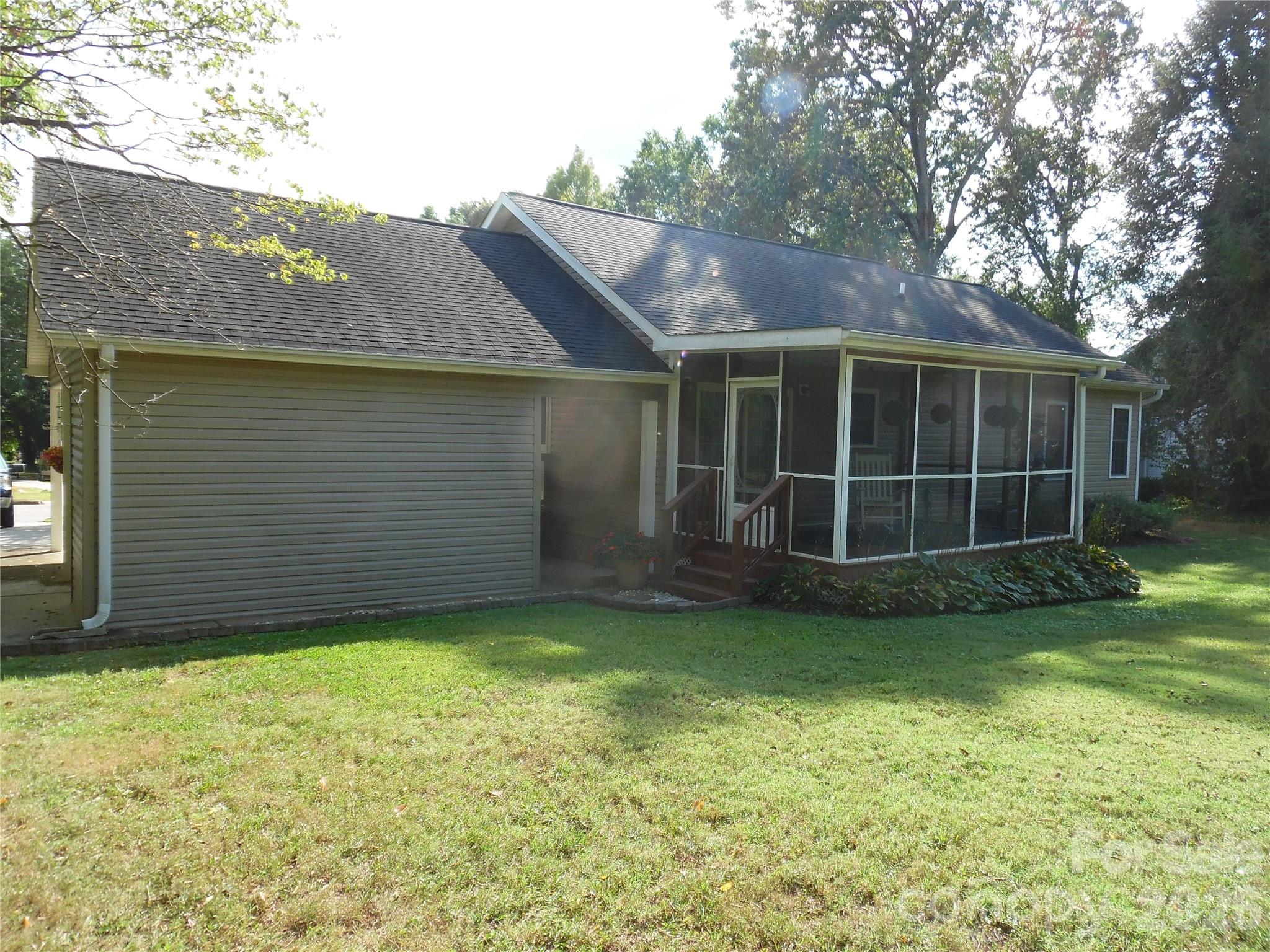 Single Family Residence at 216 W 7th Street, Newton, photo 8 of 27