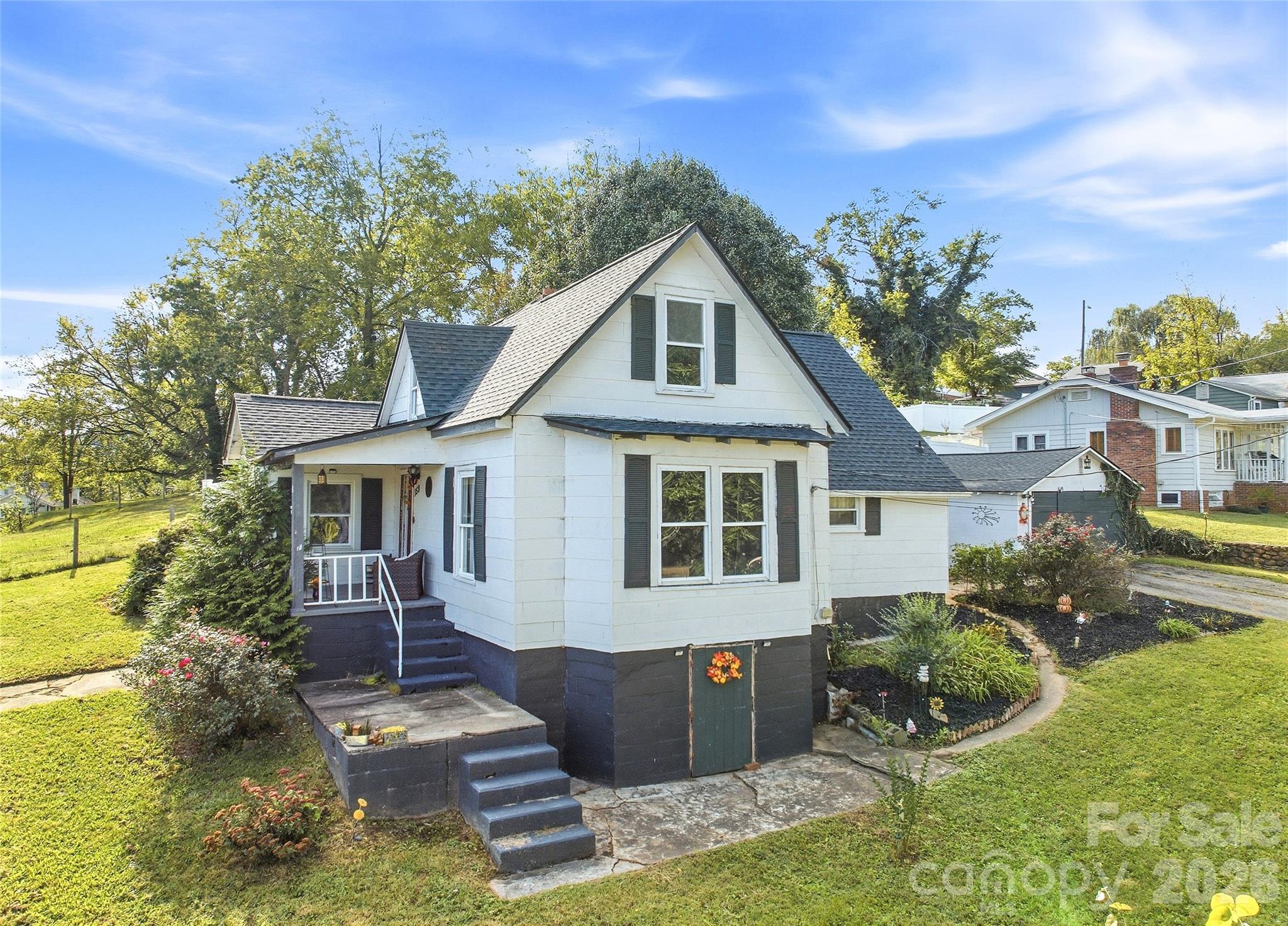 Covered front porch with long range views - 159 Ballew Street, Canton