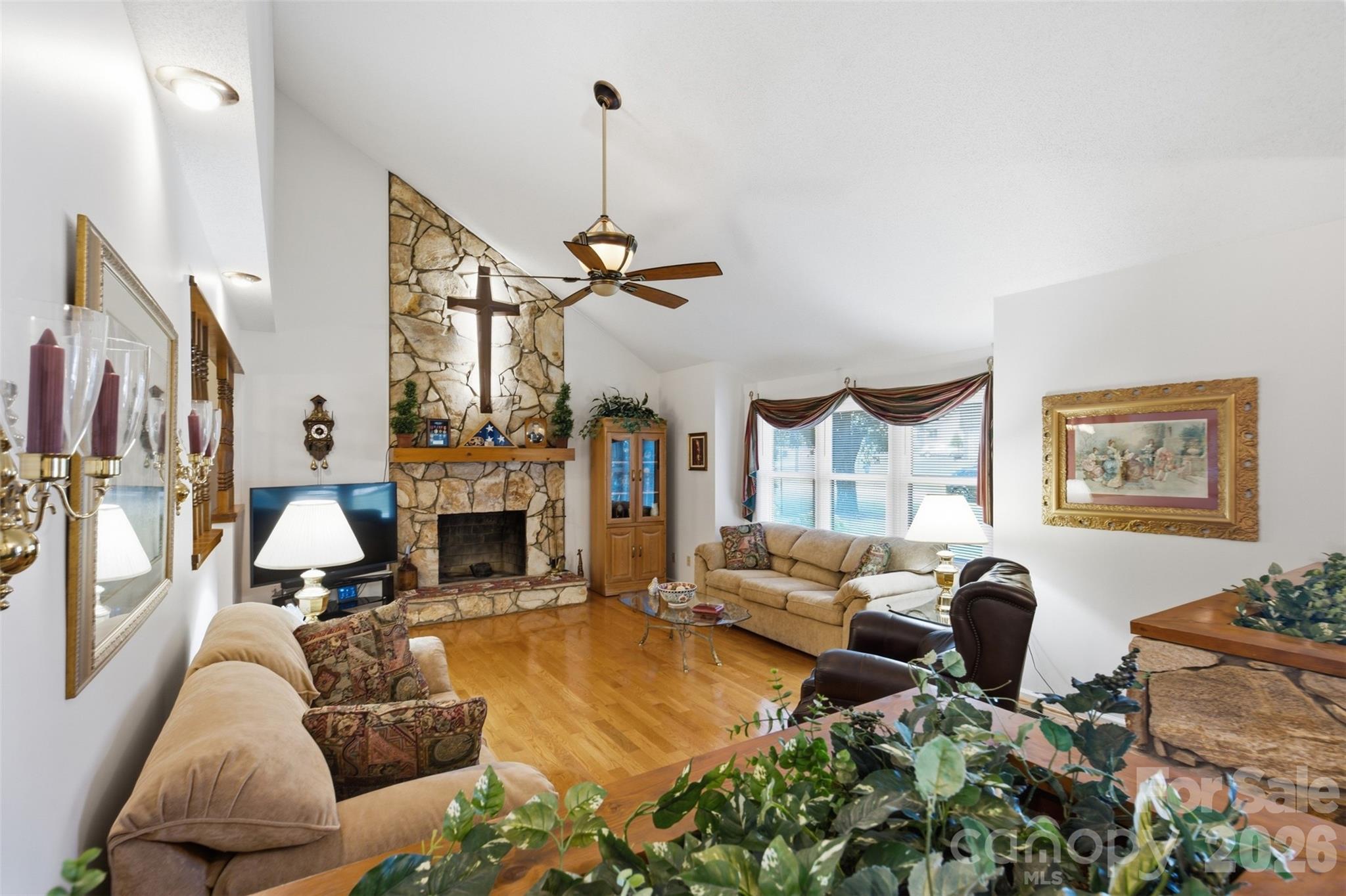 Planters at entry into living room can showcae your plants. - 118 Sherwood Drive, Taylorsville