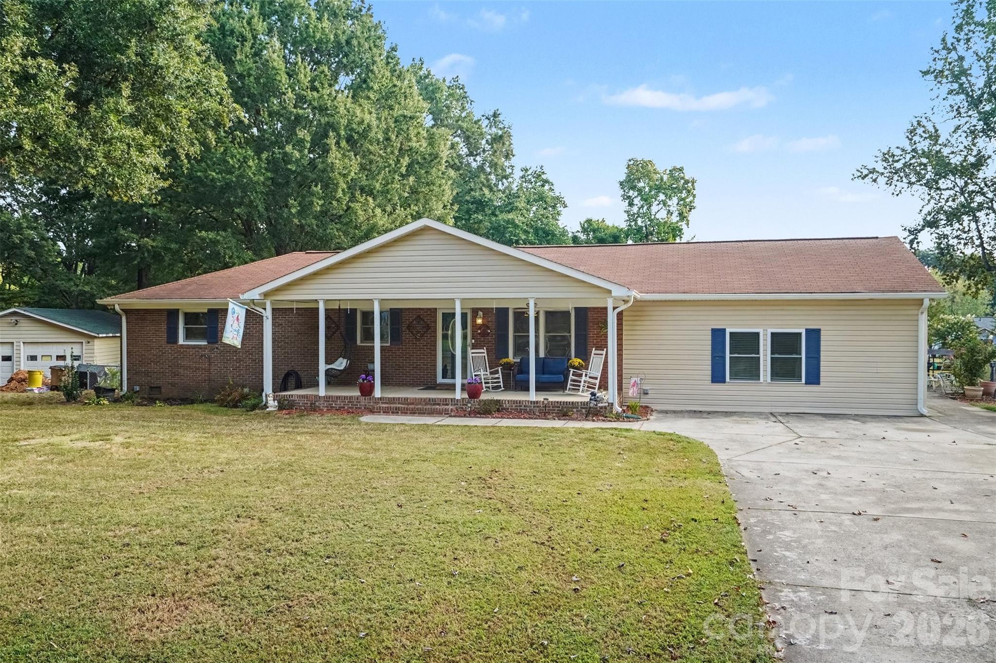 Single Family Residence at 15229 Comanche Lane, Matthews, photo 3 of 24