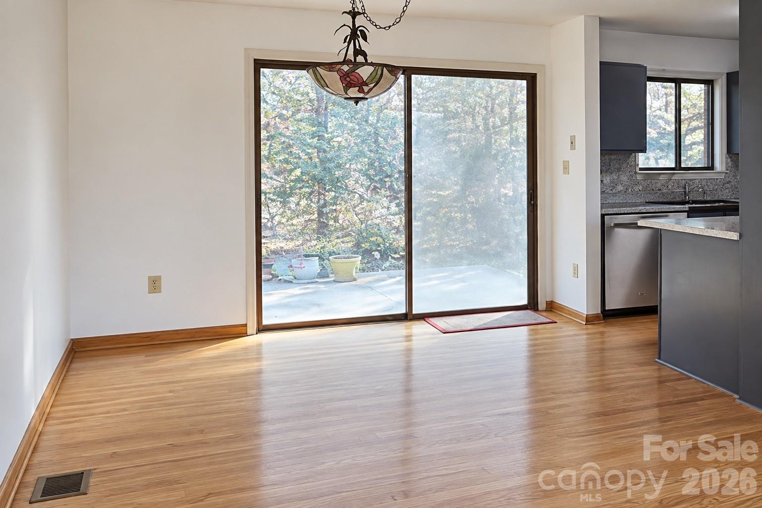 Single Family Residence at 8 Shadywood Circle, Asheville, photo 6 of 21