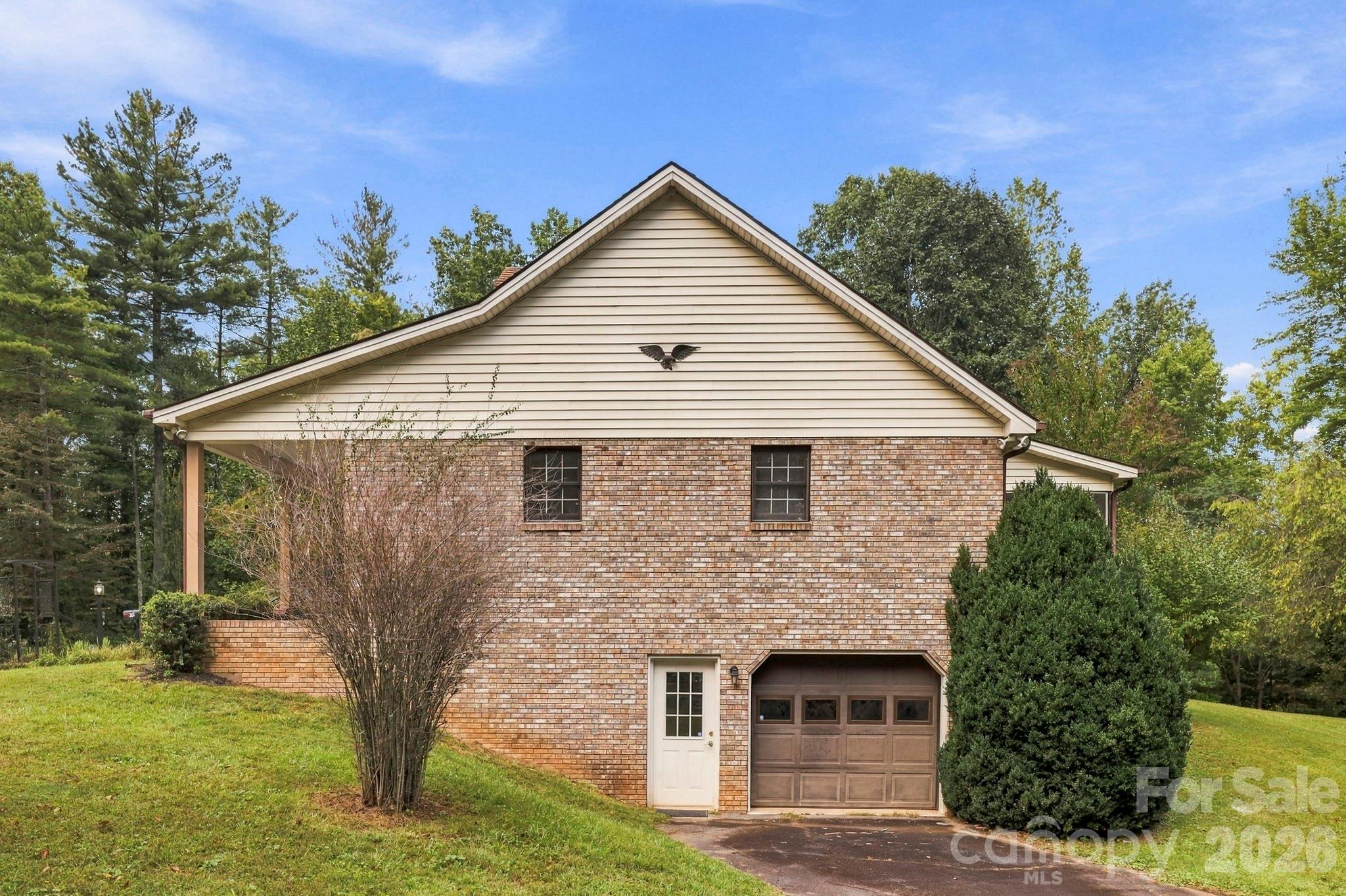 Single Family Residence at 1079 Dupont Road, Hendersonville, photo 4 of 44
