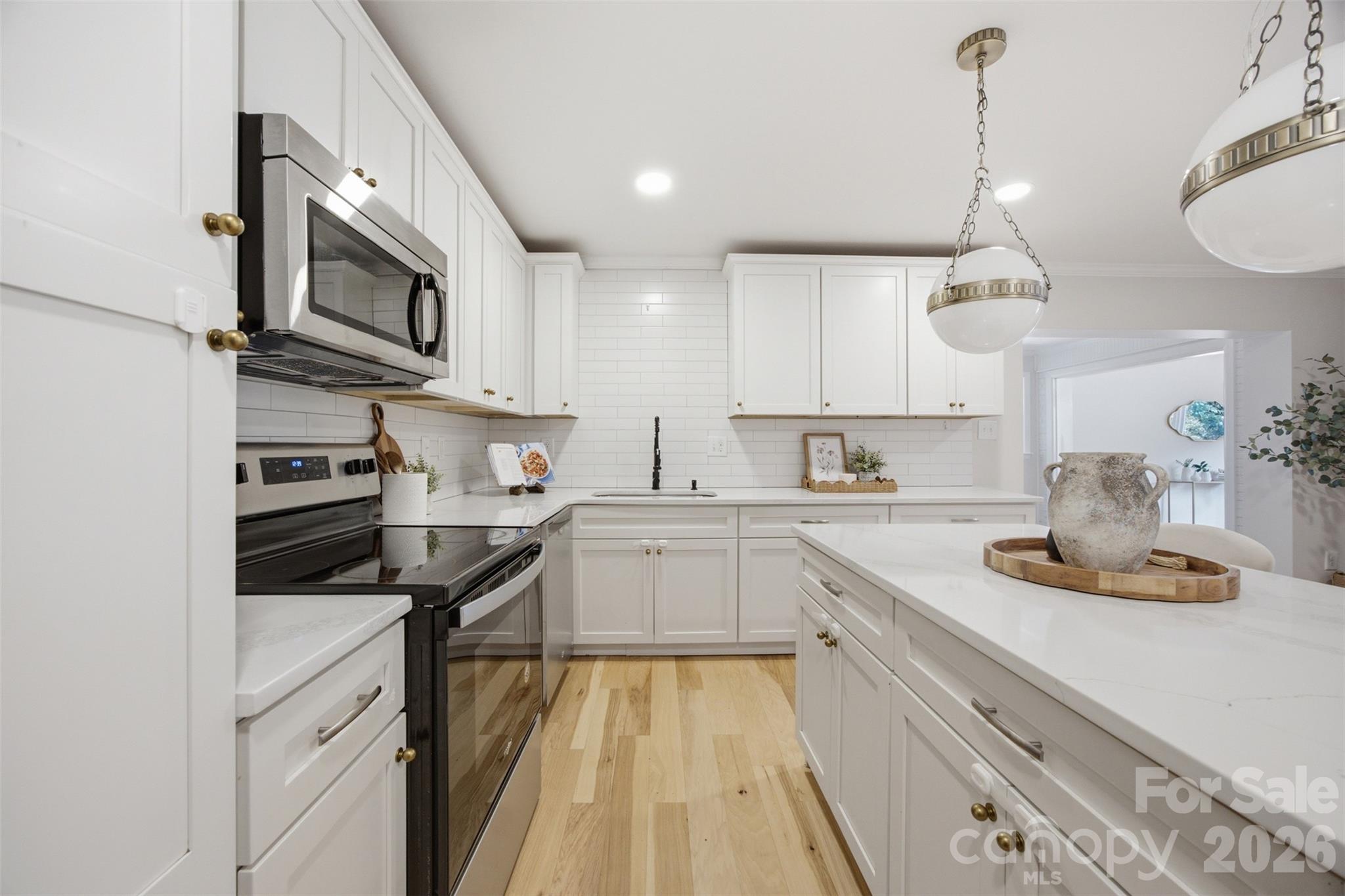 Single Family Residence at 314 Dogwood Lane, Belmont, photo 6 of 37