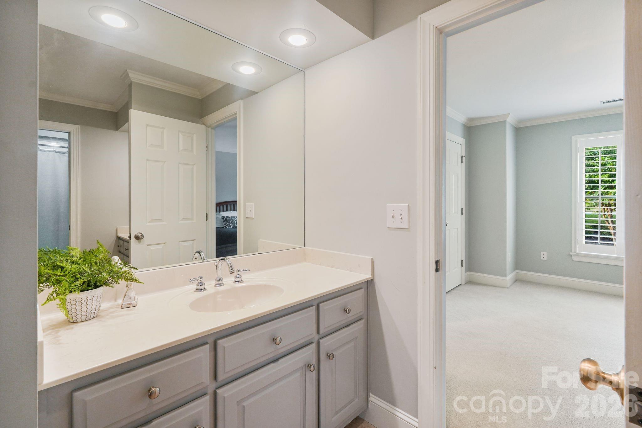 Jack & Jill Bath - 815 36TH Avenue Place NW, Hickory