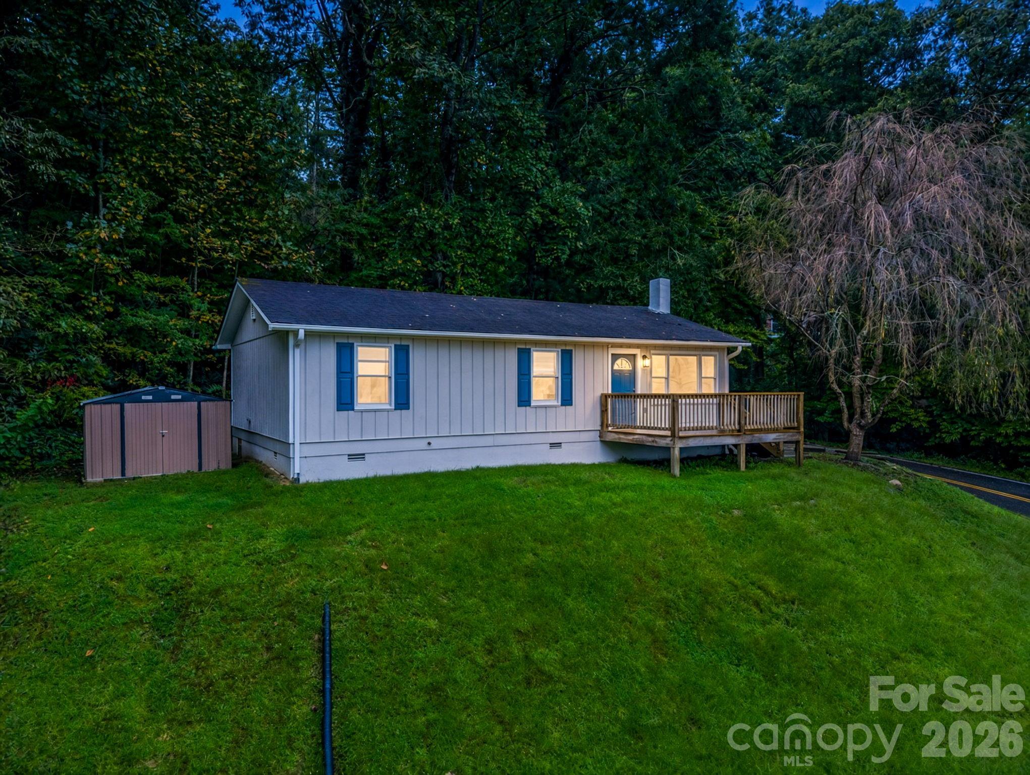 Single Family Residence at 117 Drexel Road, Hendersonville, photo 2 of 37
