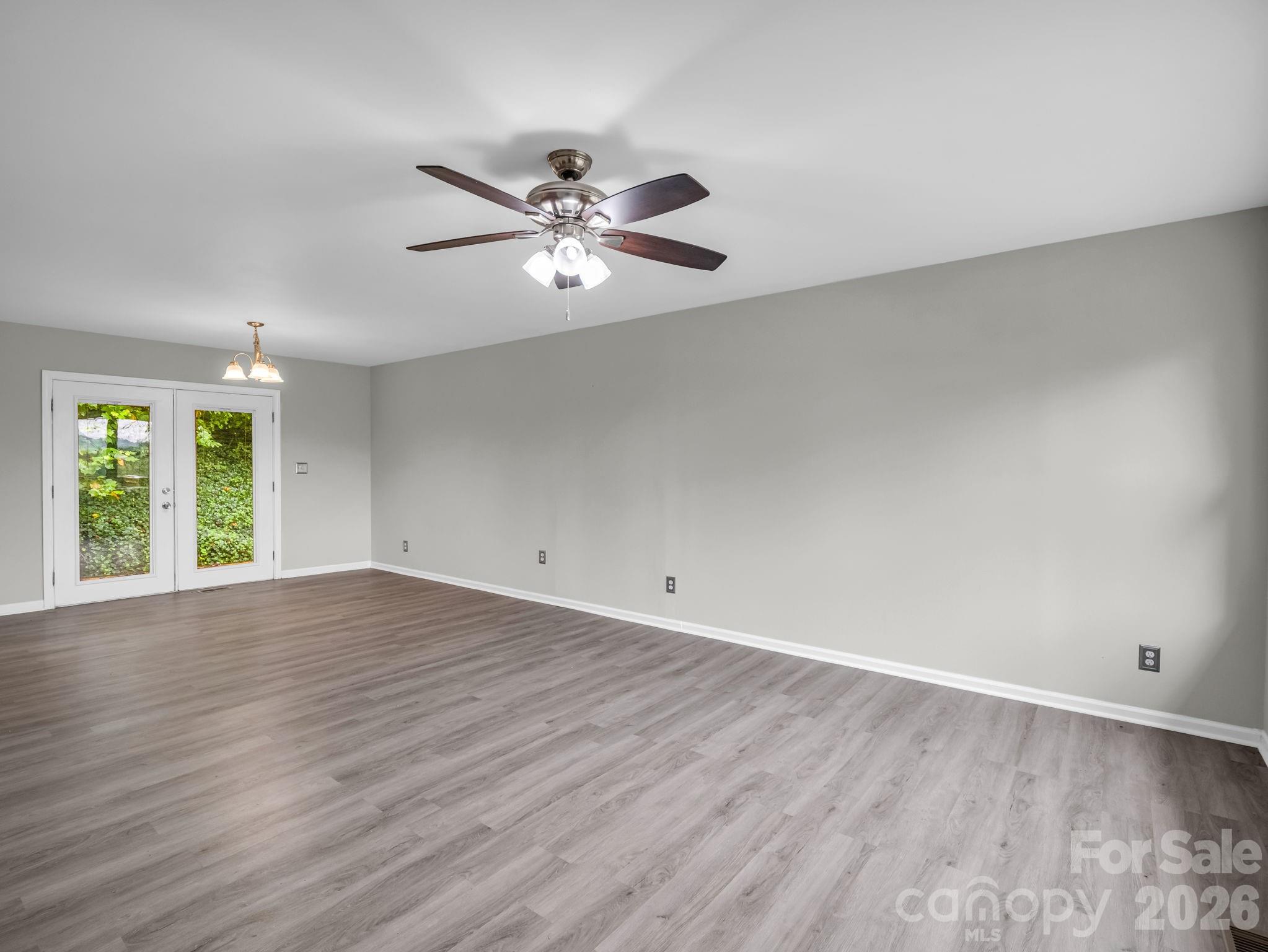 Single Family Residence at 117 Drexel Road, Hendersonville, photo 8 of 37