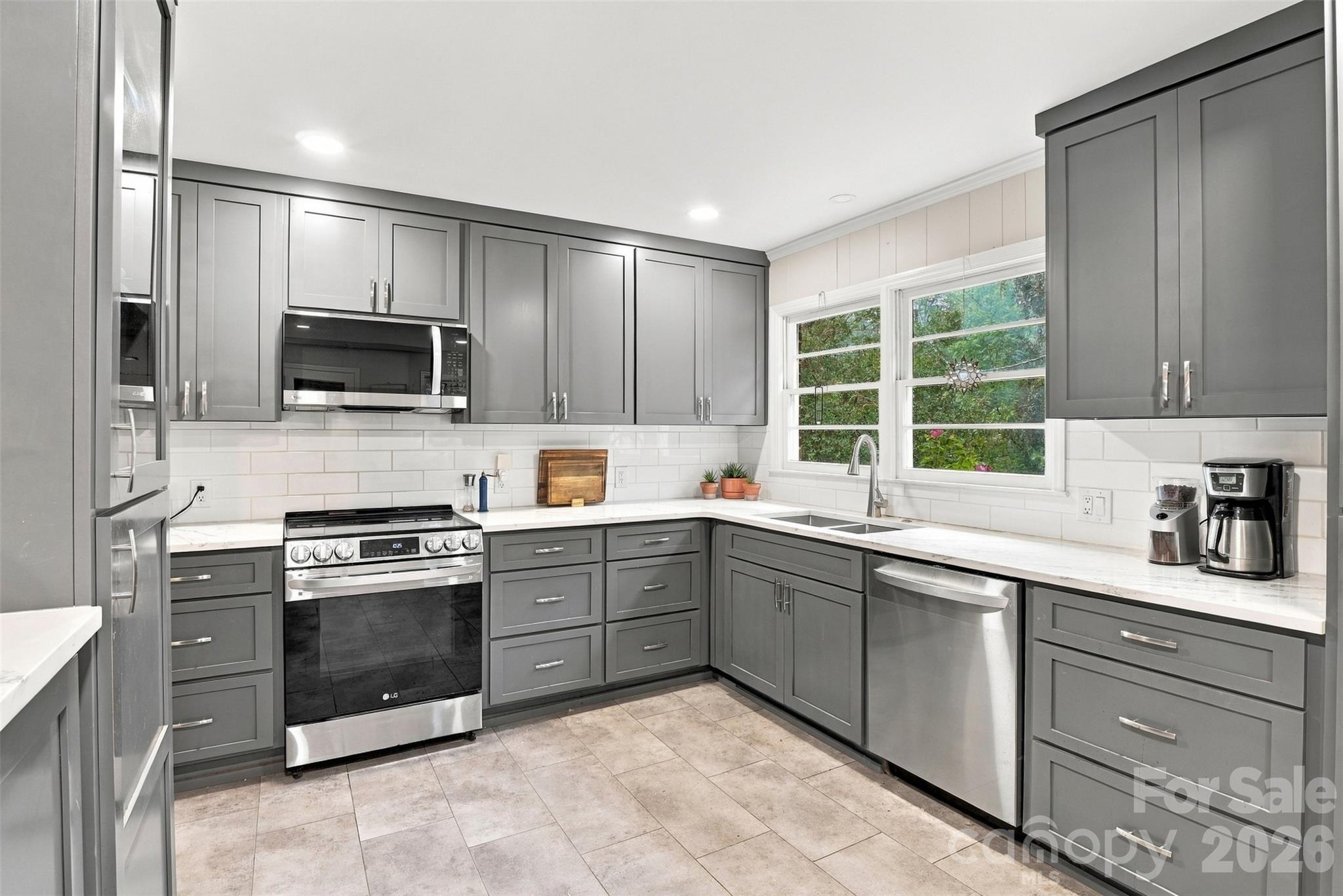 Single Family Residence at 561 Forest Way Drive, Fort Mill, photo 7 of 26