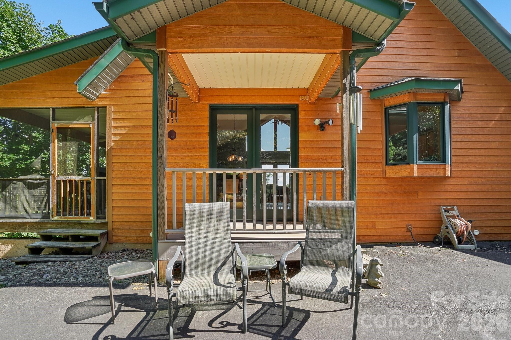 Great relaxing area in back. - 1000 Reems Cove Road, Marshall