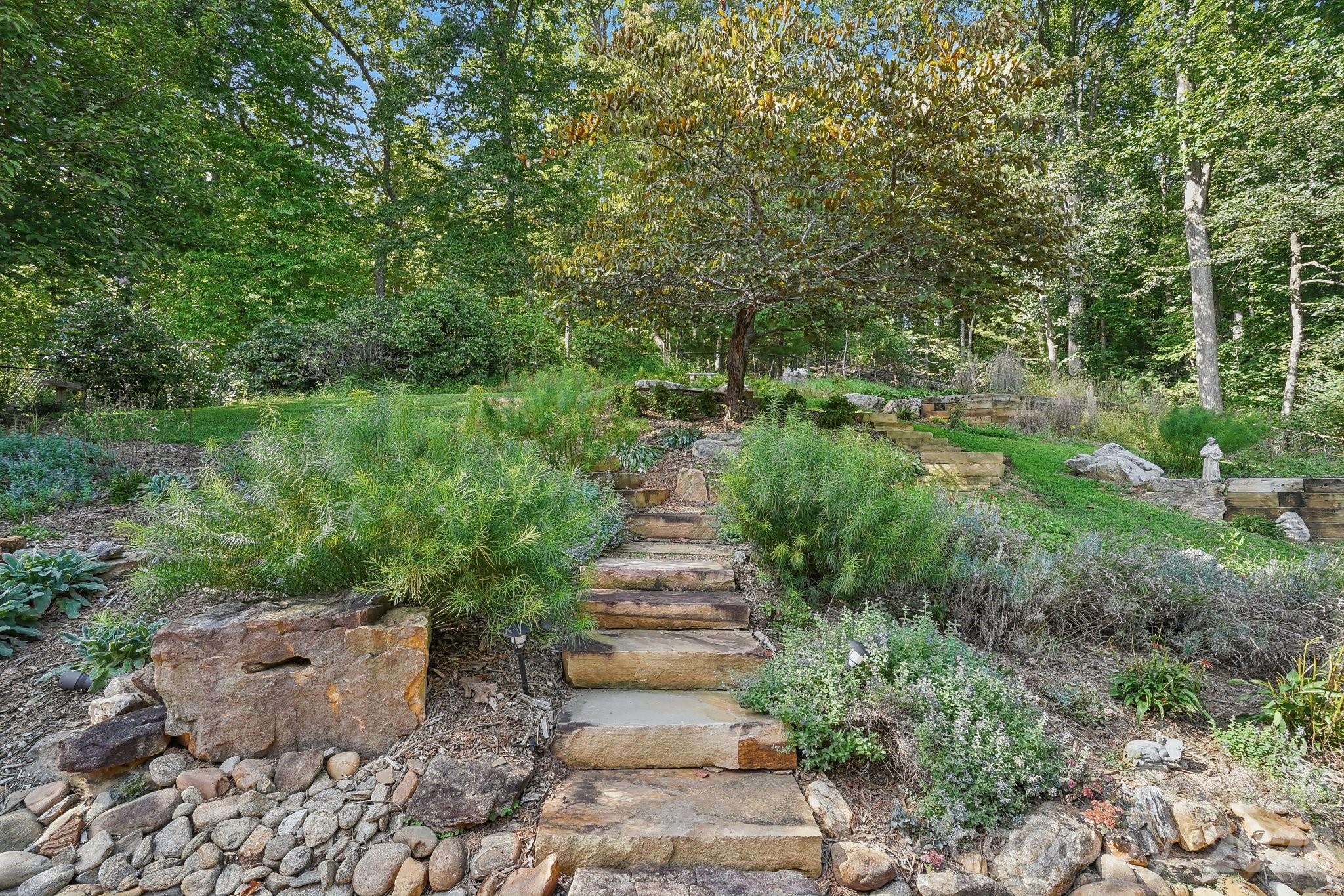 Steps to gardens - 1000 Reems Cove Road, Marshall