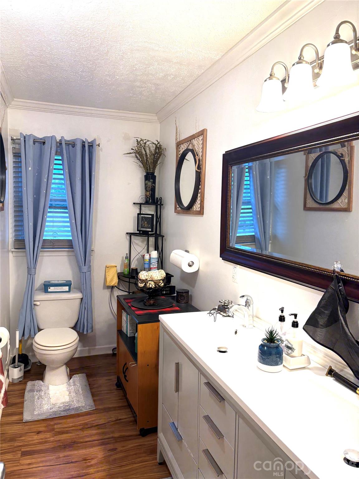 Full Bath w/Double Vanity - 312 Old Belwood Road, Belwood