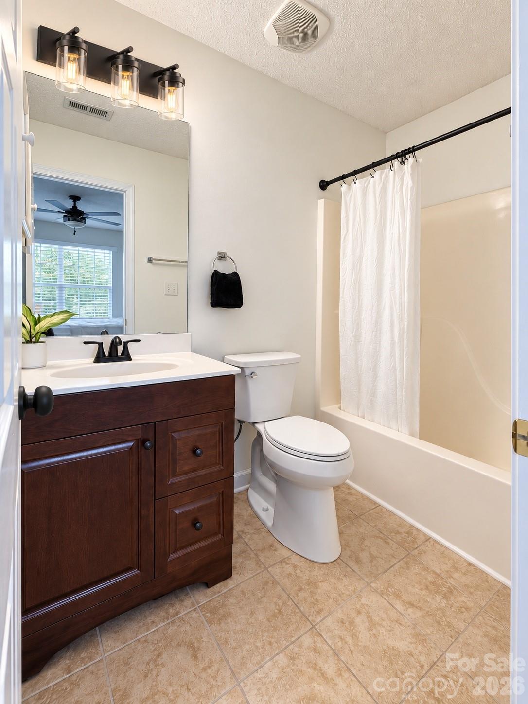 Single Family Residence at 1980 8th Street Lane SE, Hickory, photo 6 of 7