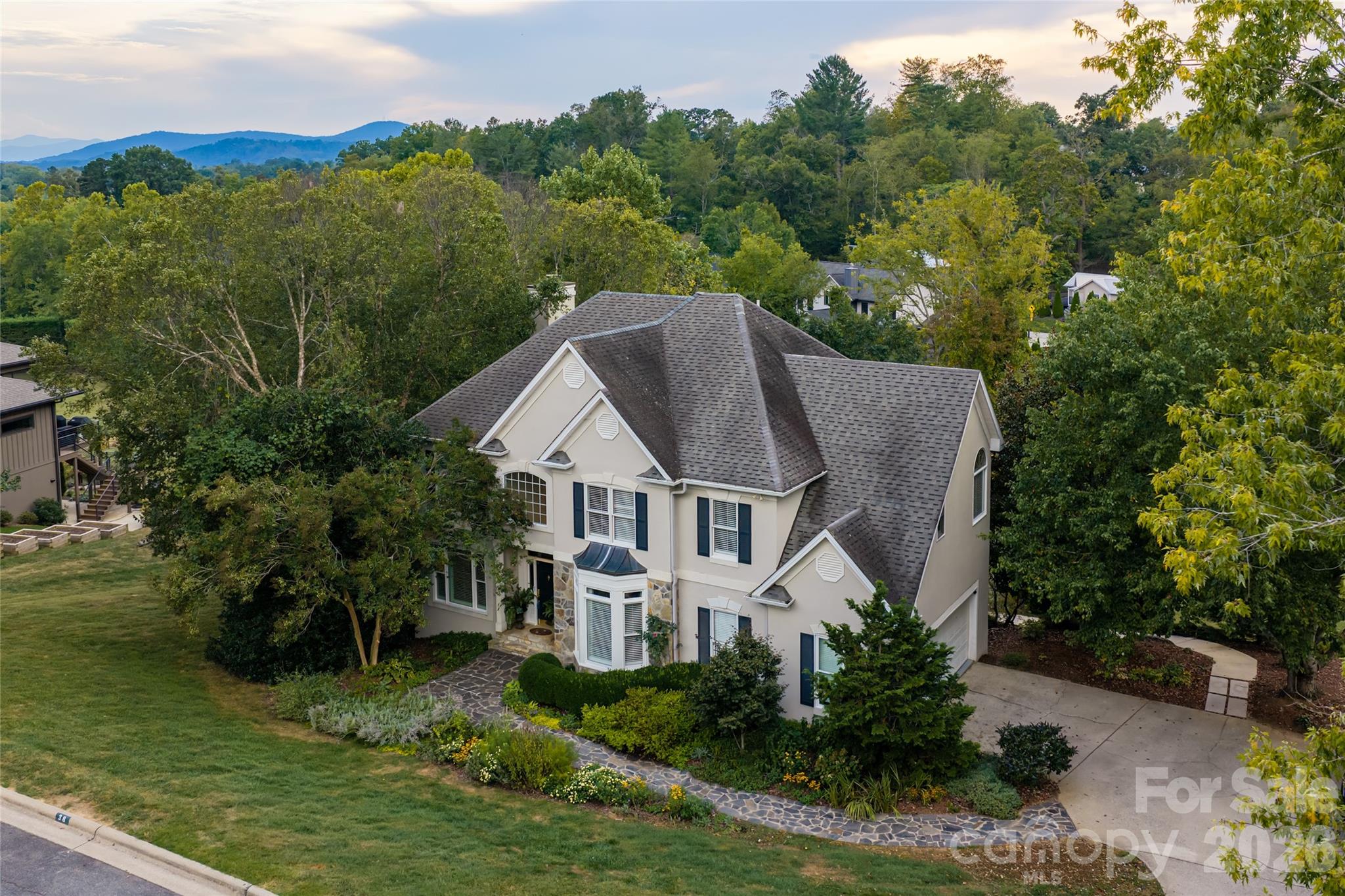 Close to the mountains - 38 Pine Acre Boulevard, Asheville