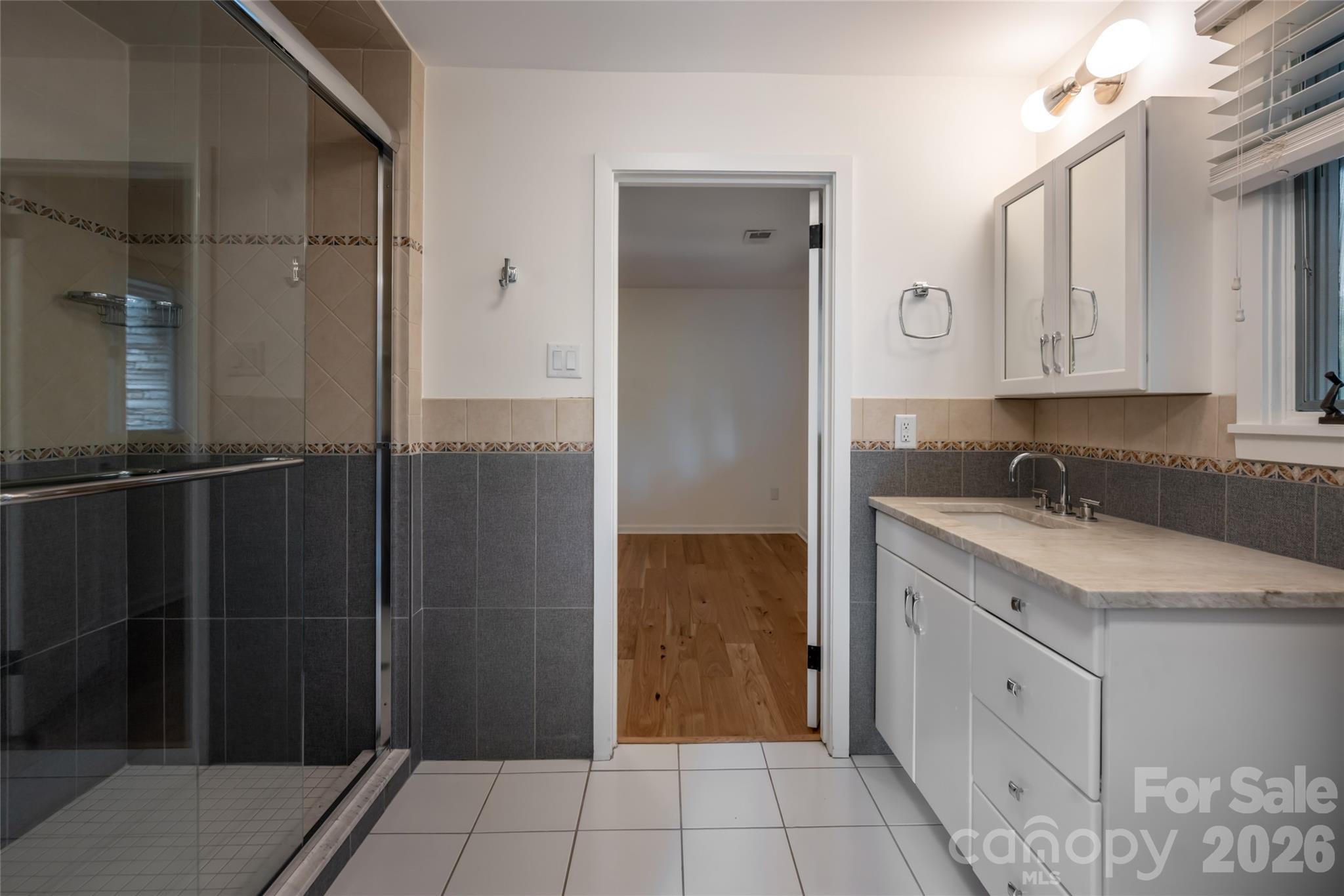 Shared Bath - 6 Deerfield Road, Asheville