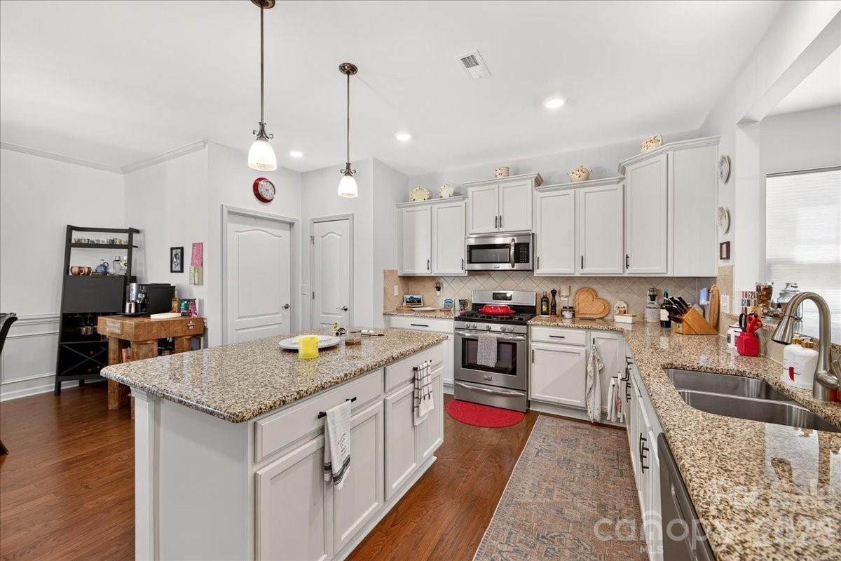 Single Family Residence at 744 Bearcamp Way, Fort Mill, photo 10 of 47