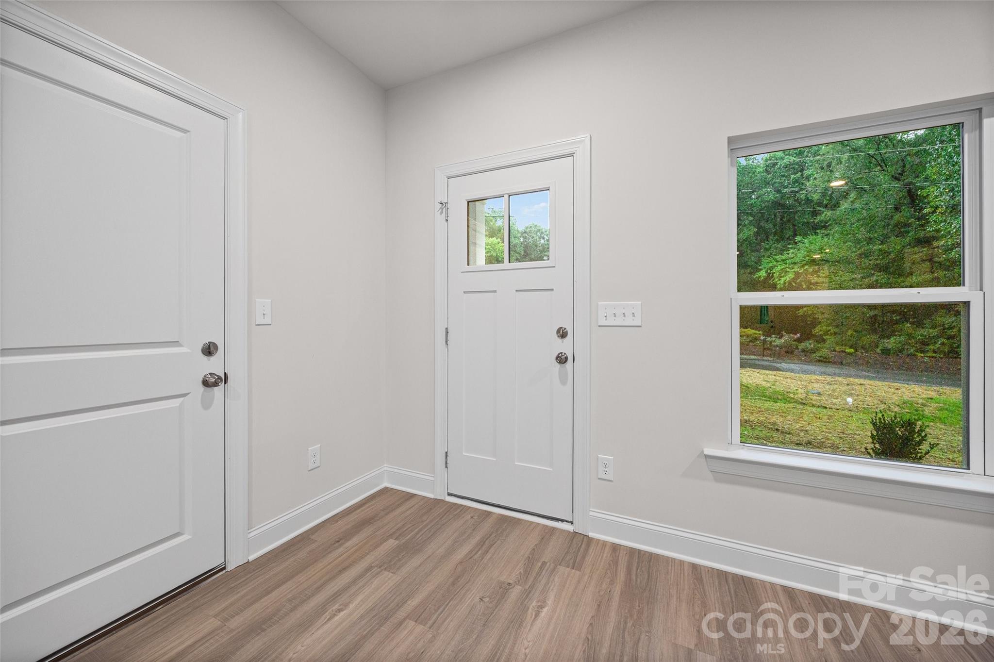 Single Family Residence at 610 W Lewis Street, Dallas, photo 2 of 29