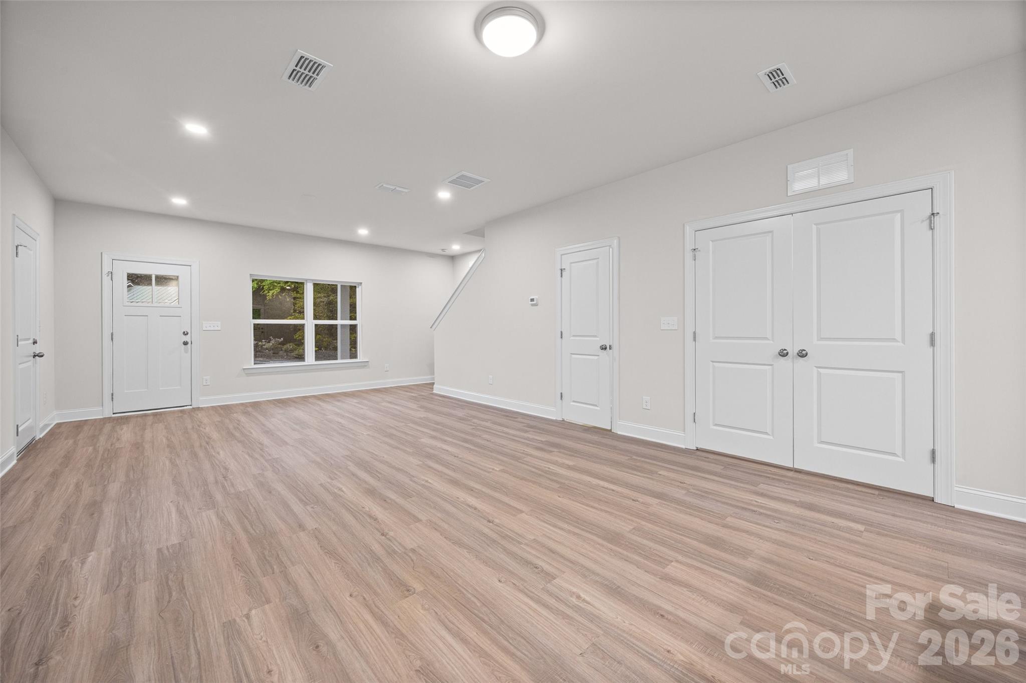 Single Family Residence at 610 W Lewis Street, Dallas, photo 8 of 29