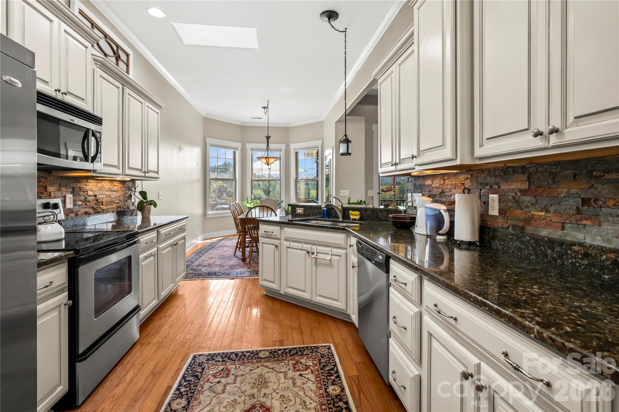 Light and bright kitchen and dining - 27 Dreambird Drive, Leicester