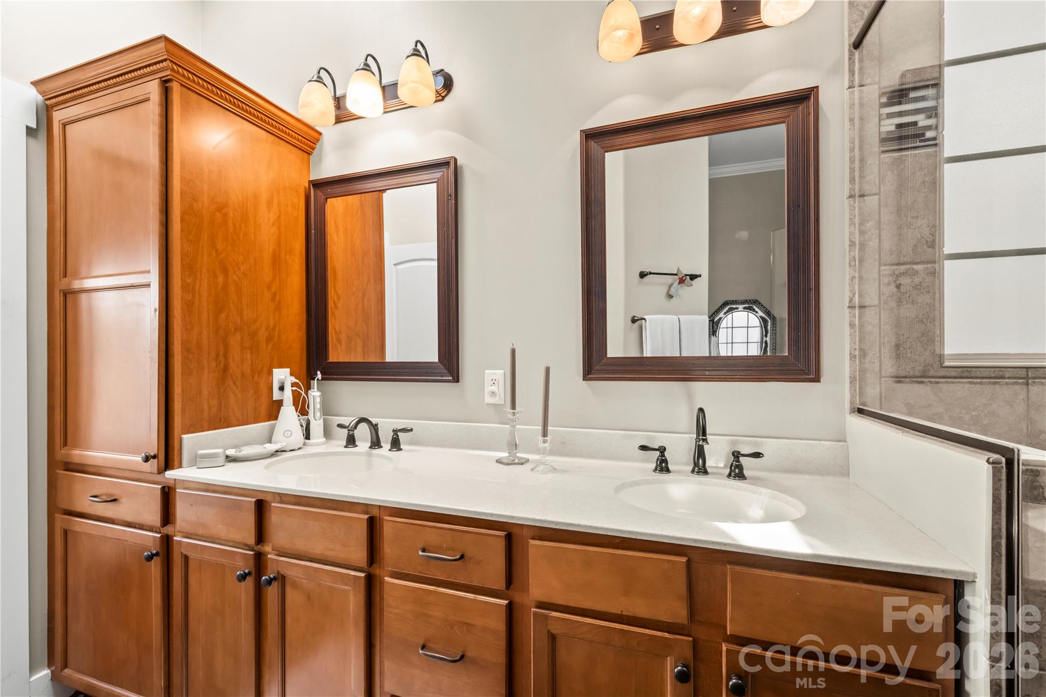 Dual vanities in primary bath - 27 Dreambird Drive, Leicester