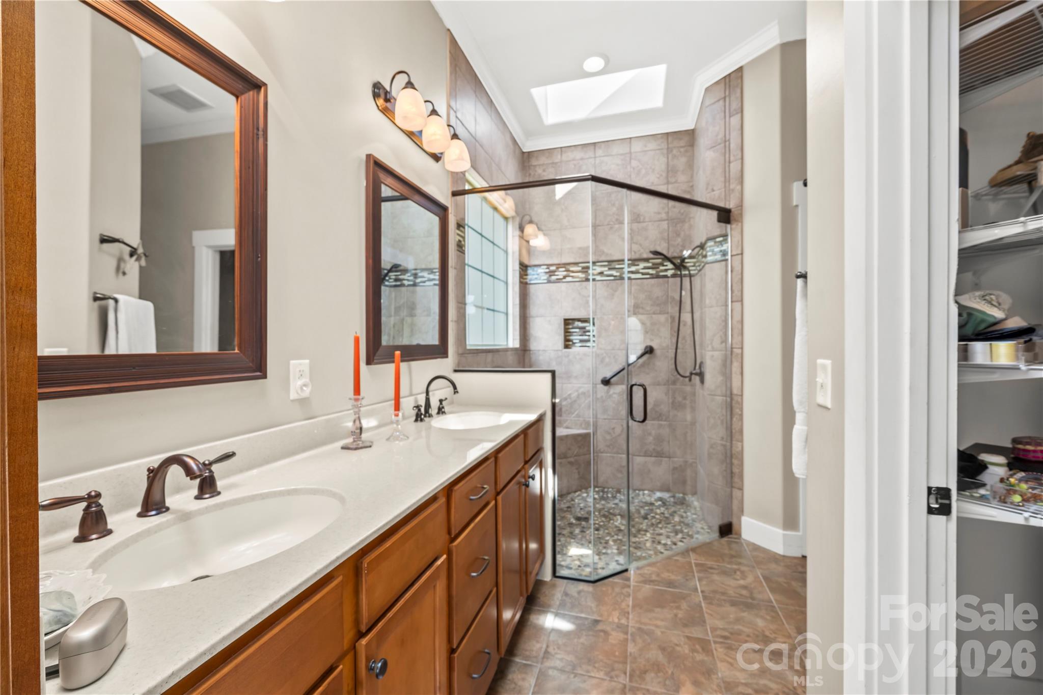 So much natural light - 27 Dreambird Drive, Leicester