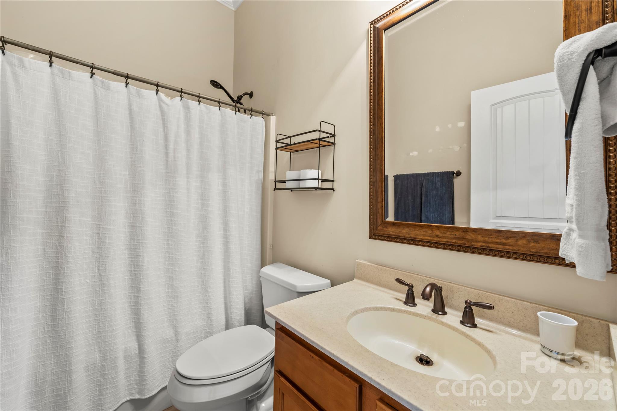 Hall bath - 27 Dreambird Drive, Leicester