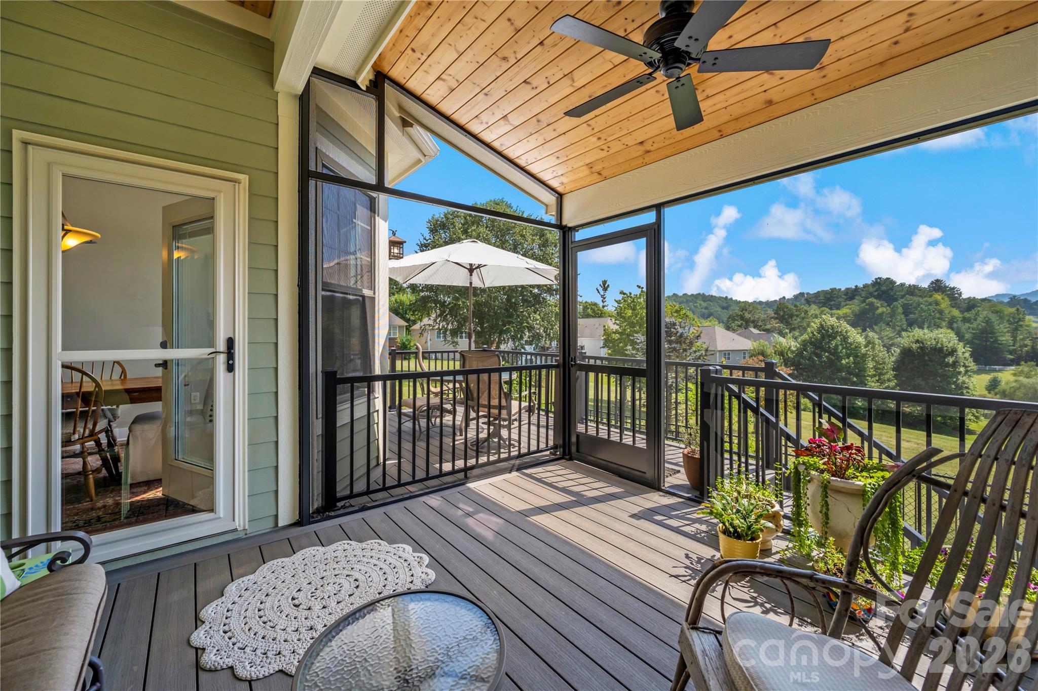 Screened porch views - 27 Dreambird Drive, Leicester