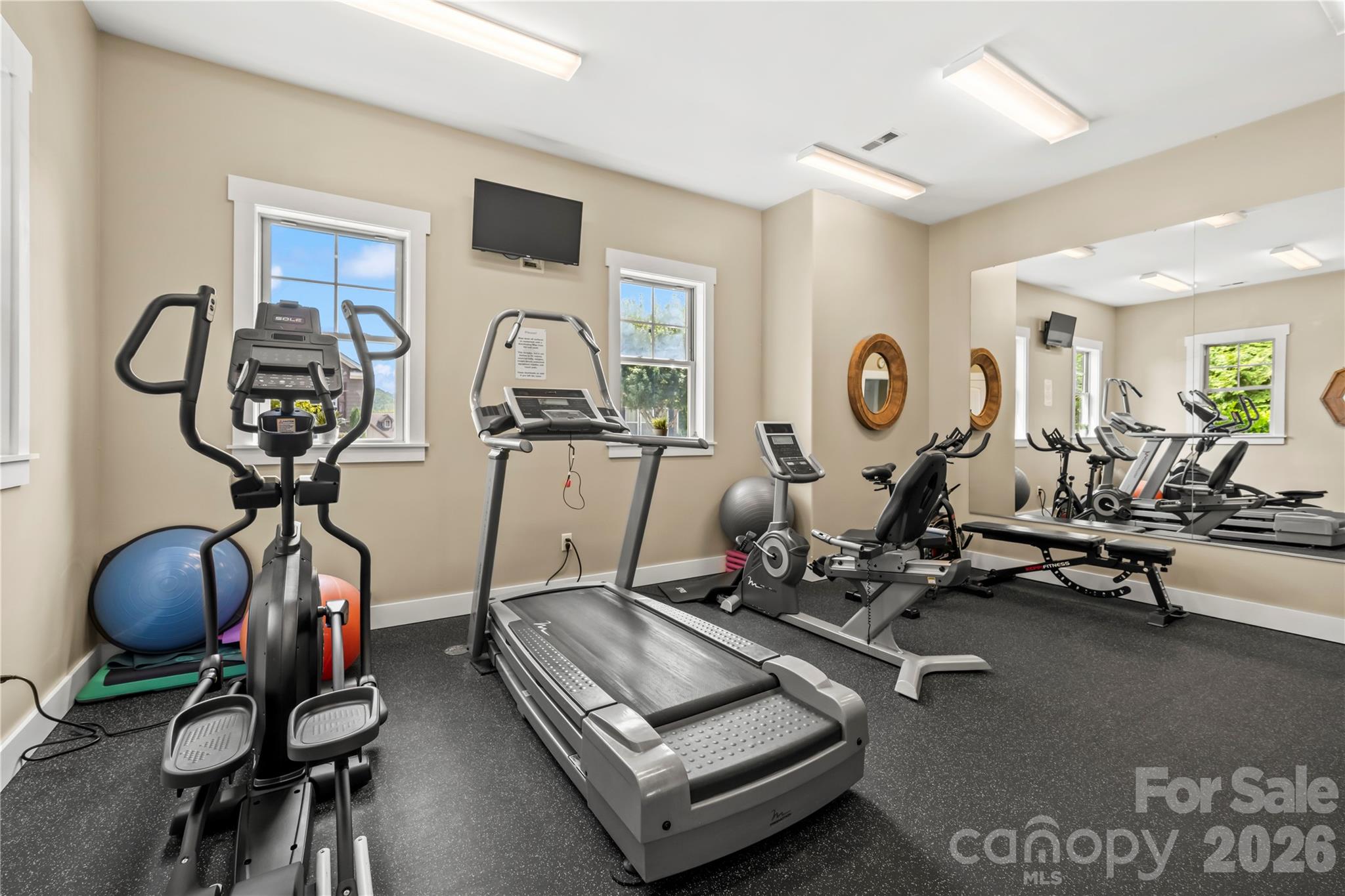 Gym in clubhouse - 27 Dreambird Drive, Leicester