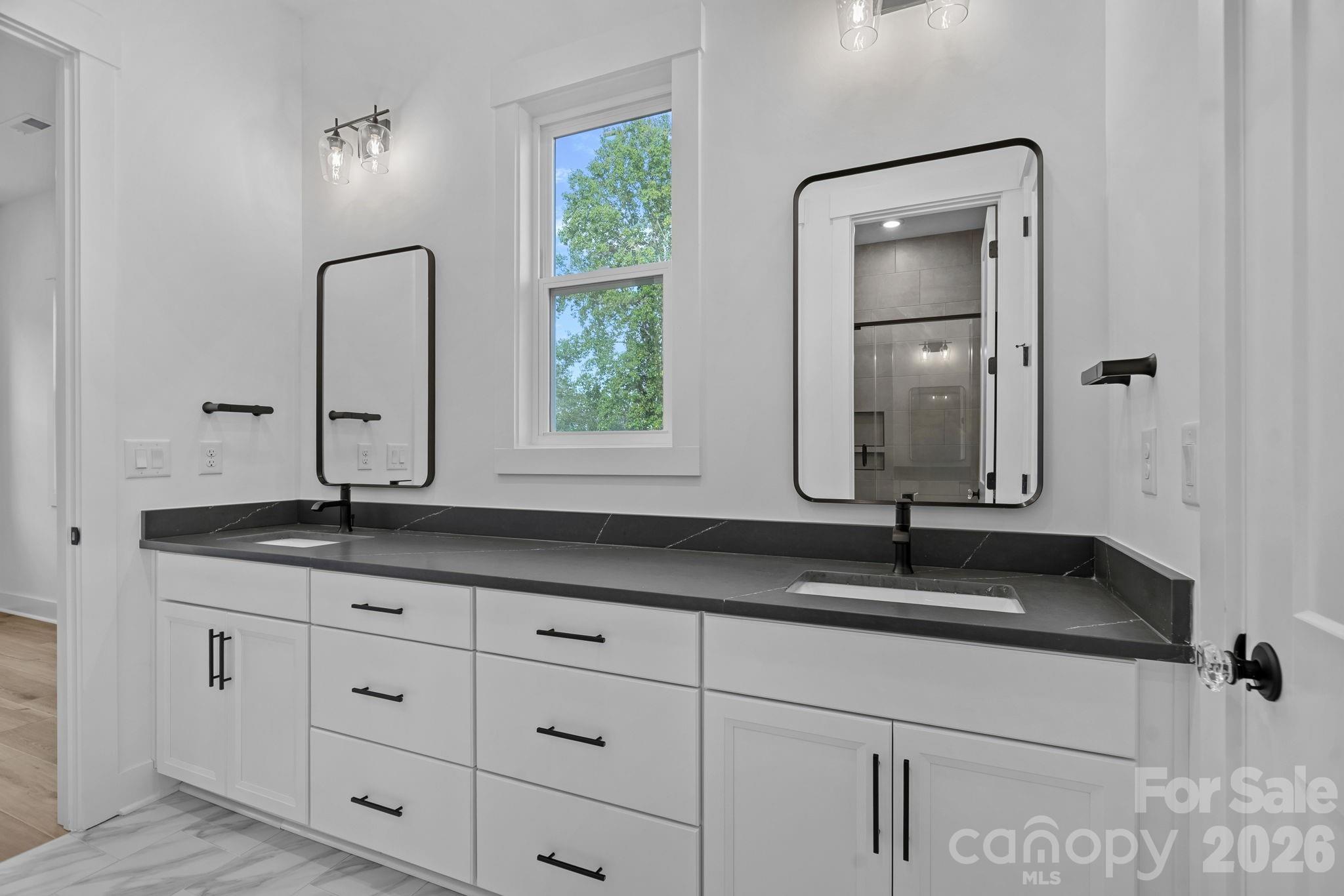 Upper level Jack-n-Jill Full Bathroom connected to the Media/Bonus Room and Guest Bedroom #1 - 4477 Splash Trail, Sherrills Ford
