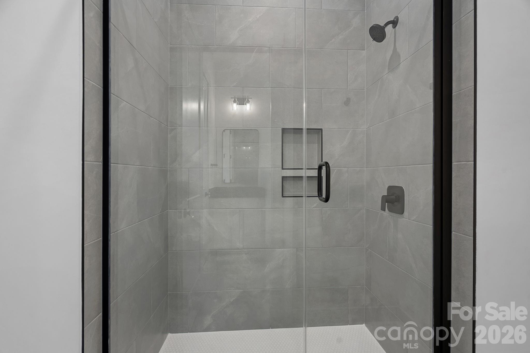 Upper level Jack-n-Jill Full Bathroom connected to the Media/Bonus Room and Guest Bedroom #1 - 4477 Splash Trail, Sherrills Ford