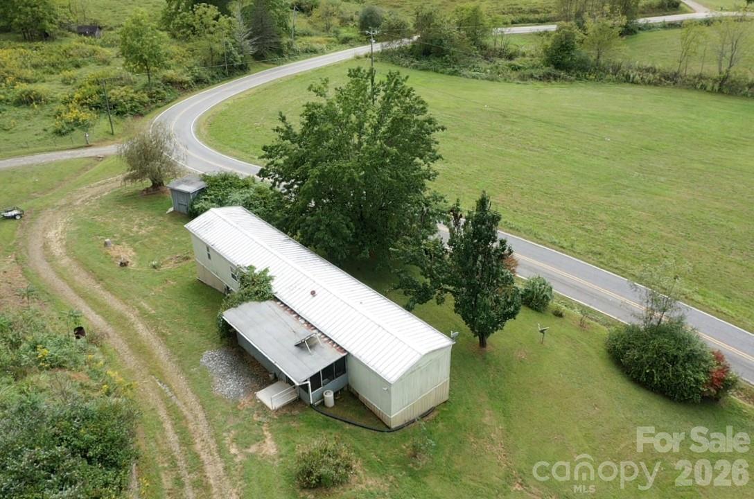 The 1985 68x14 foot singlewide has 3 bedrooms and 1.5 baths - 418 Green Valley Road, Leicester