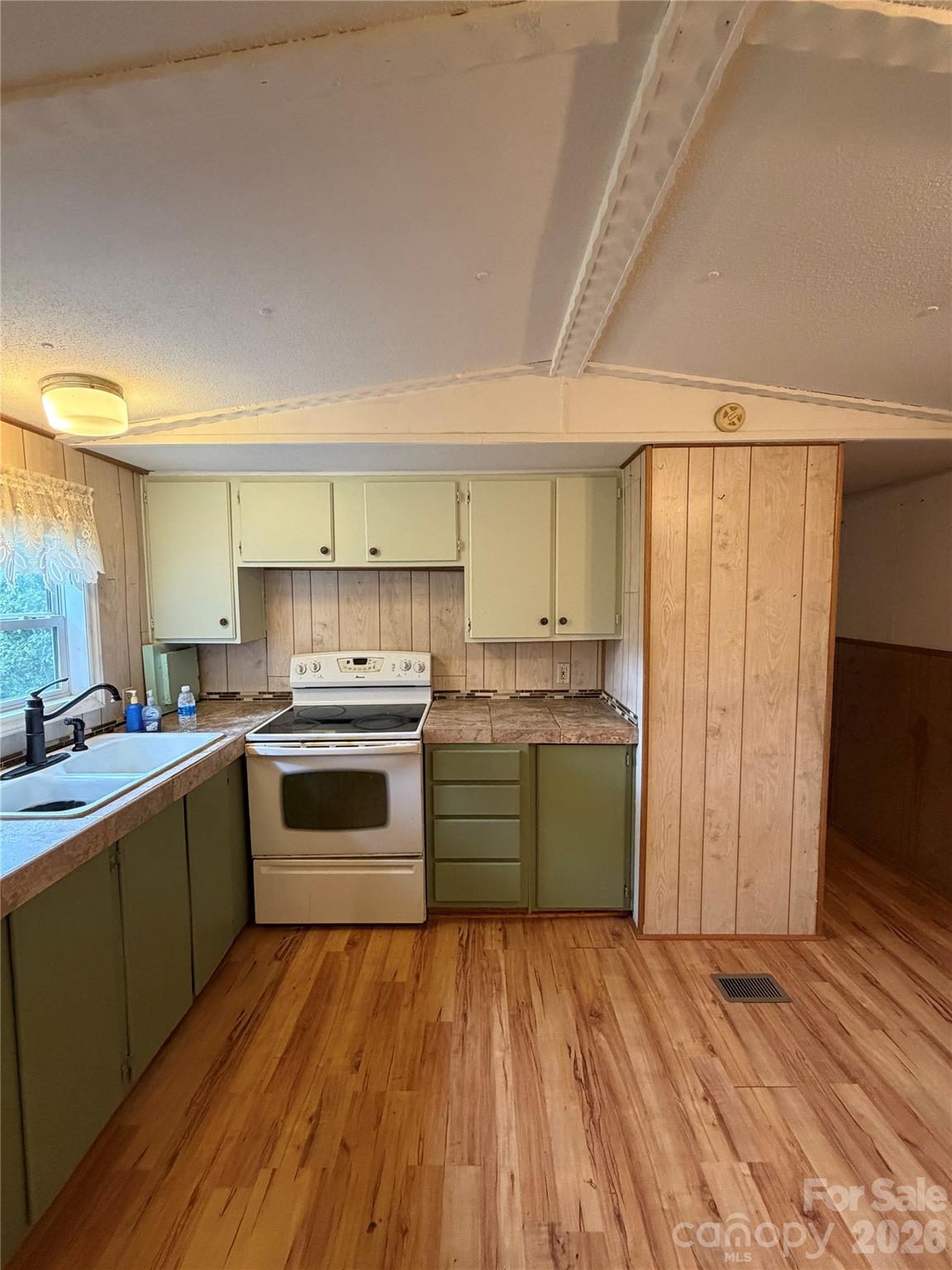 Cute kitchen cabinets and tiled countertop - 418 Green Valley Road, Leicester