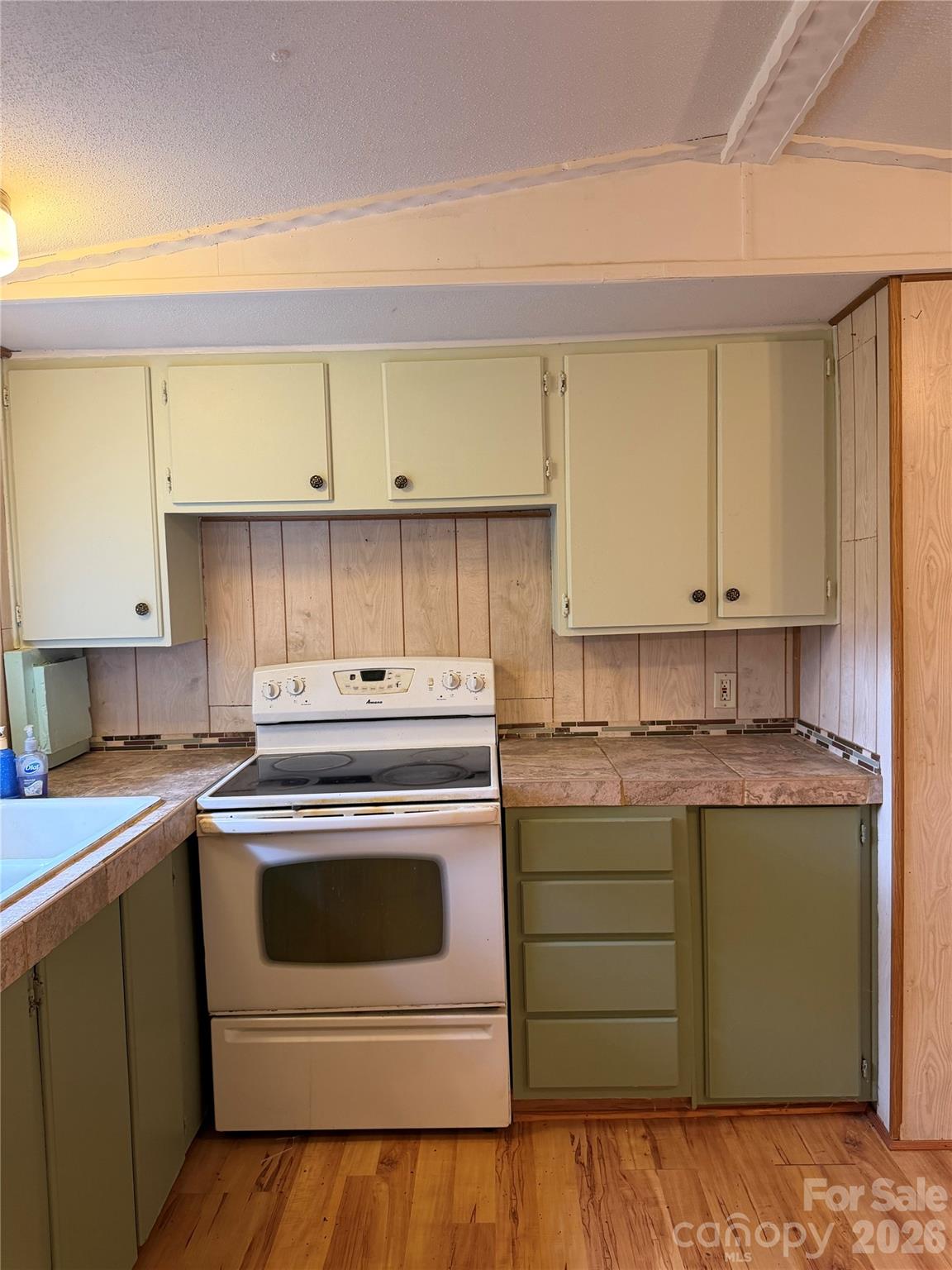 Electric stove - 418 Green Valley Road, Leicester